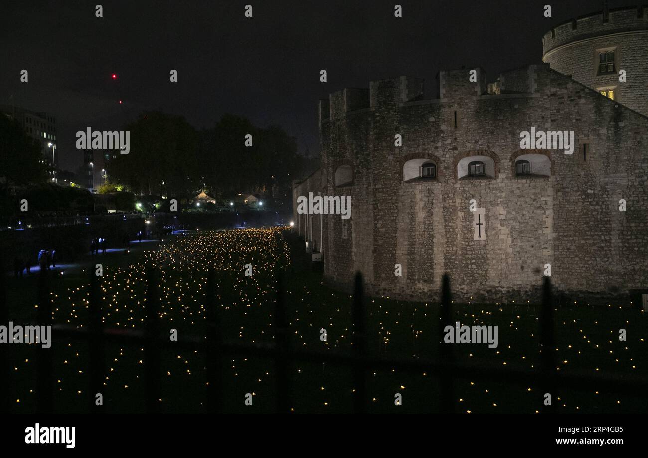 (181108) -- LONDON, 8. November 2018 -- Foto aufgenommen am 7. November 2018 zeigt die Installation Beyond the Deepening Shadow: The Tower Remember at the Tower of London in London, Großbritannien. Diese Installation ist Teil einer landesweiten Veranstaltungsreihe zum 100. Jahrestag des Endes des Ersten Weltkriegs. ) (yy) GROSSBRITANNIEN-LONDON-INSTALLATION-WWI-100 Jahre HanxYan PUBLICATIONxNOTxINxCHN Stockfoto