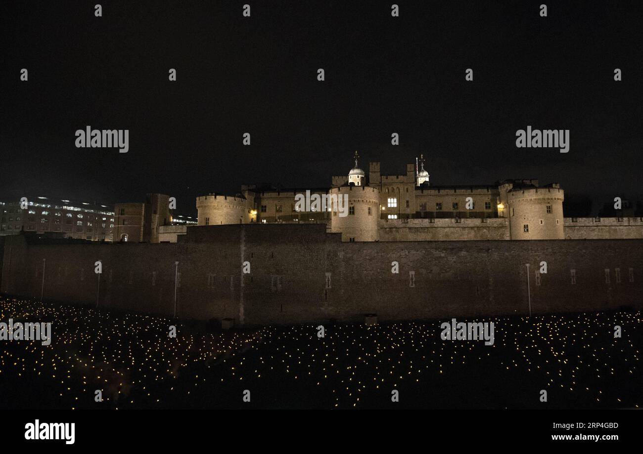 (181108) -- LONDON, 8. November 2018 -- Foto aufgenommen am 7. November 2018 zeigt die Installation Beyond the Deepening Shadow: The Tower Remember at the Tower of London in London, Großbritannien. Diese Installation ist Teil einer landesweiten Veranstaltungsreihe zum 100. Jahrestag des Endes des Ersten Weltkriegs. ) (yy) GROSSBRITANNIEN-LONDON-INSTALLATION-WWI-100 Jahre HanxYan PUBLICATIONxNOTxINxCHN Stockfoto