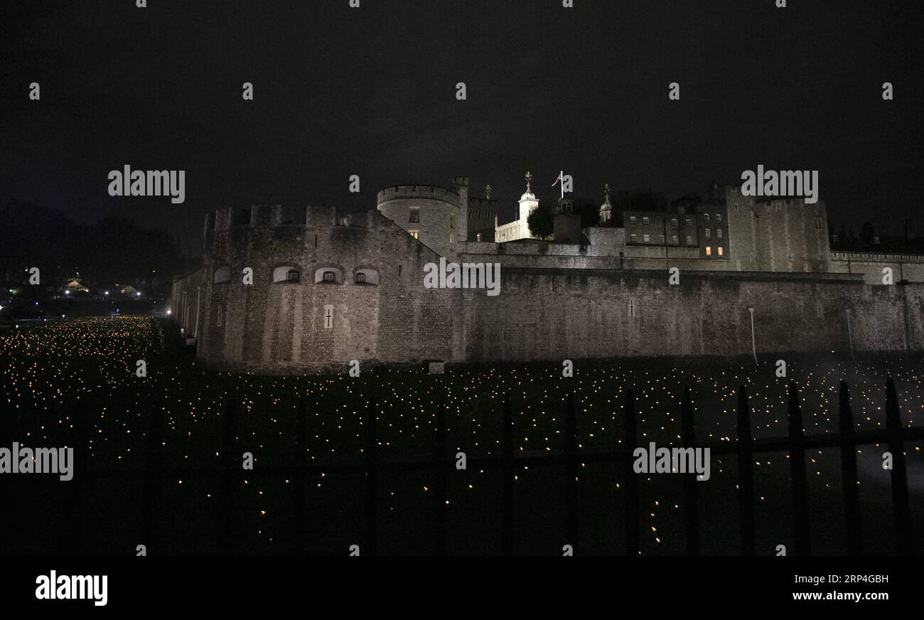 (181108) -- LONDON, 8. November 2018 -- Foto aufgenommen am 7. November 2018 zeigt die Installation Beyond the Deepening Shadow: The Tower Remember at the Tower of London in London, Großbritannien. Diese Installation ist Teil einer landesweiten Veranstaltungsreihe zum 100. Jahrestag des Endes des Ersten Weltkriegs. ) (yy) GROSSBRITANNIEN-LONDON-INSTALLATION-WWI-100 Jahre HanxYan PUBLICATIONxNOTxINxCHN Stockfoto