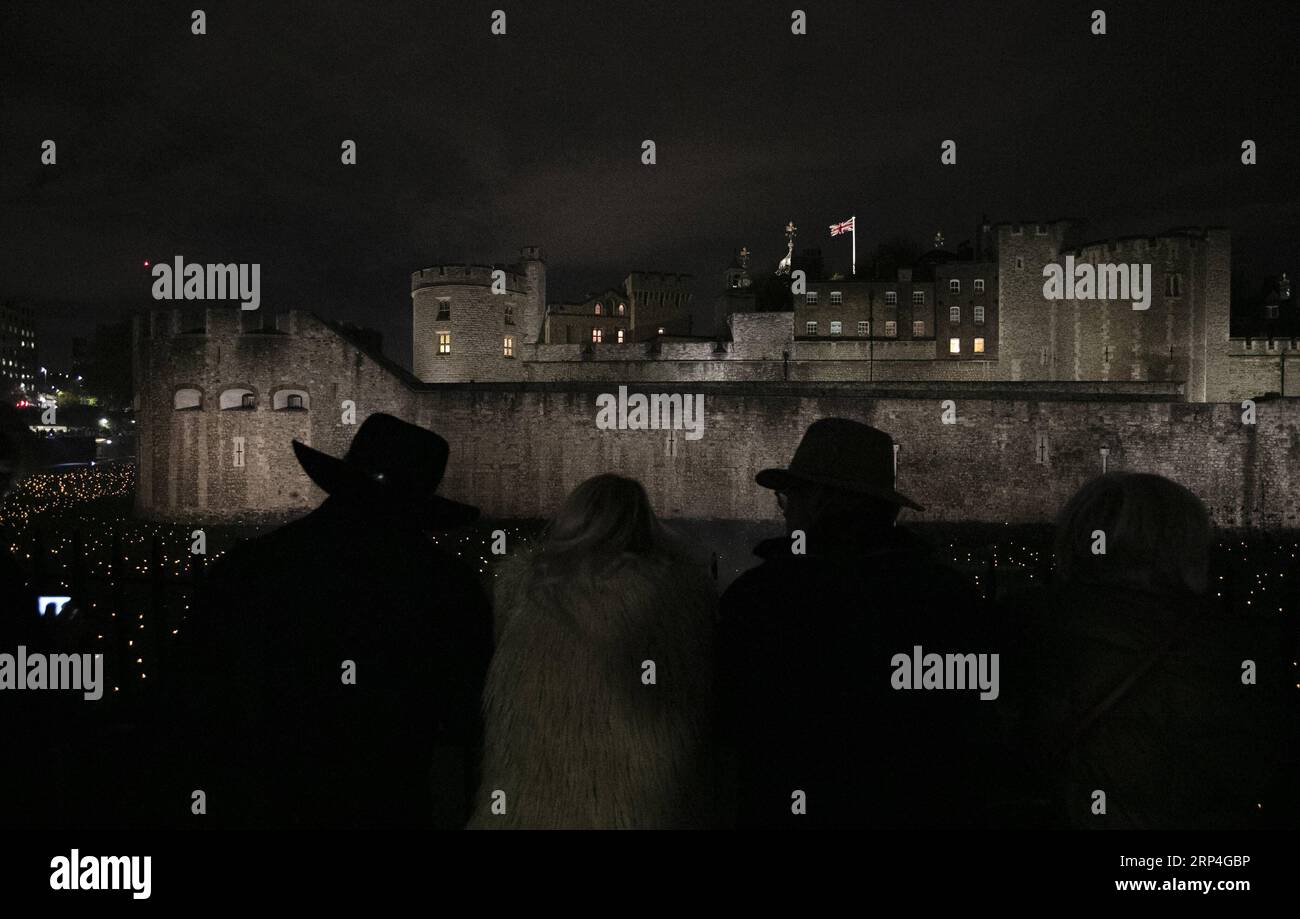 (181108) -- LONDON, 8. November 2018 -- die Leute sehen die Installation Beyond the Deepening Shadow: The Tower Remember at the Tower of London in London, Großbritannien, am 7. November 2018. Diese Installation ist Teil einer landesweiten Veranstaltungsreihe zum 100. Jahrestag des Endes des Ersten Weltkriegs. ) (yy) GROSSBRITANNIEN-LONDON-INSTALLATION-WWI-100 Jahre HanxYan PUBLICATIONxNOTxINxCHN Stockfoto