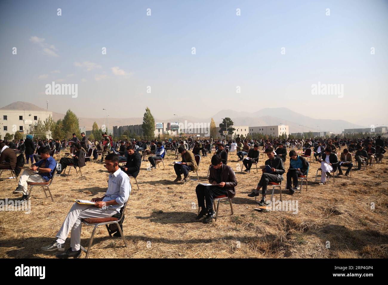 (181108) -- KABUL, 8. November 2018 -- afghanische Abiturientinnen und Abiturienten besuchen einen Eintrittstest an der Militärakademie in Kabul, Hauptstadt Afghanistans, 8. November 2018. Mehr als 2.900 Absolventen der High School nahmen am Donnerstag an einer Prüfung Teil, um sich an der Marshal Fahim National Defense University, der renommierten Militärakademie in Afghanistan, einzuschreiben. )(rh) AFGHANISTAN-KABUL-MILITARY ACADEMY ENTRY TEST RahmatxAlizadah PUBLICATIONxNOTxINxCHN Stockfoto