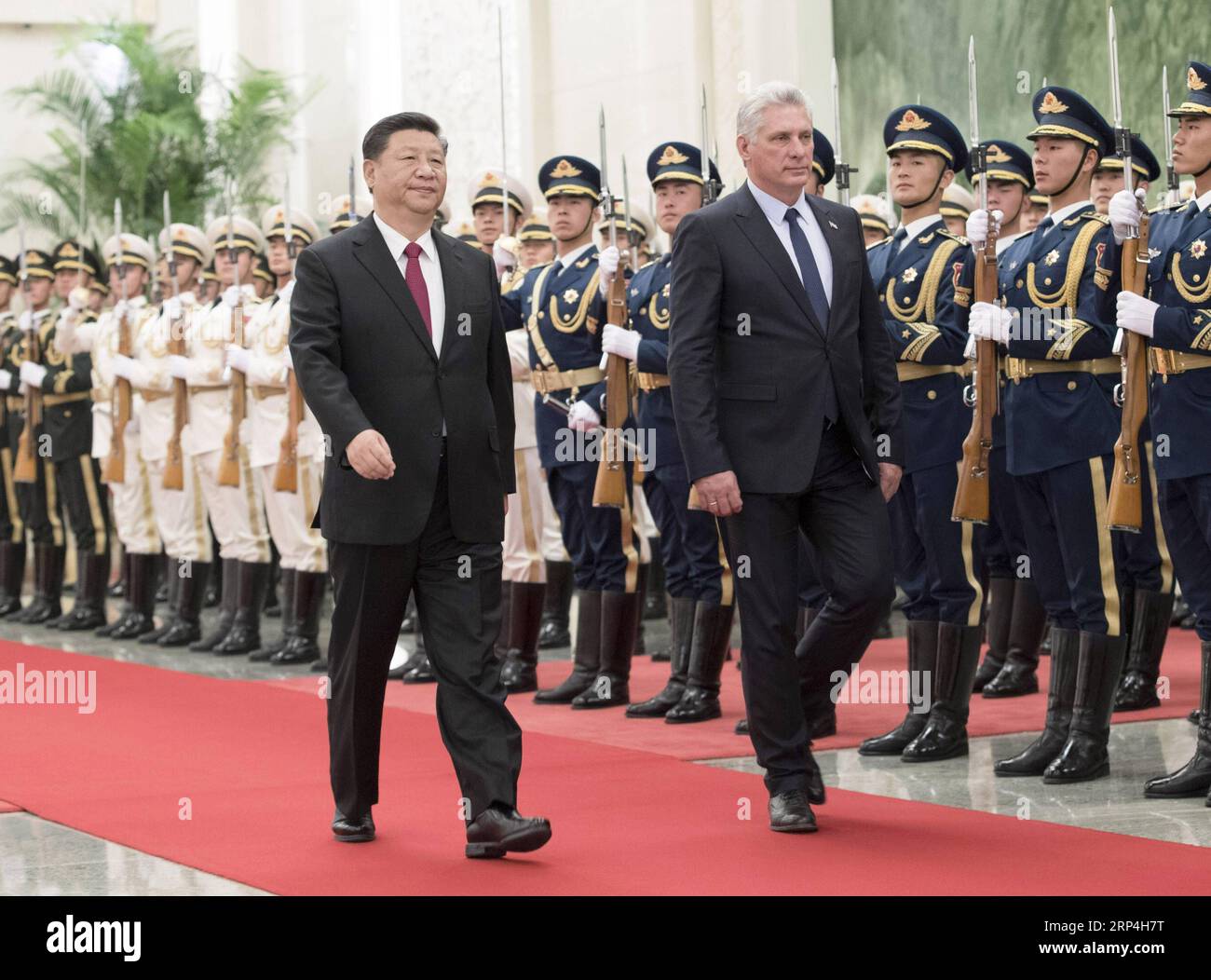 (181108) -- PEKING, 8. November 2018 -- der chinesische Präsident Xi Jinping (L, Front) hält eine Begrüßungszeremonie für den kubanischen Präsidenten Miguel Diaz-Canel ab, bevor seine Gespräche in der Großen Halle des Volkes in Peking, der Hauptstadt Chinas, am 8. November 2018 stattfinden. ) (Gxn) CHINA-PEKING-XI JINPING-KUBANISCHE PRÄSIDENT-GESPRÄCHE (CN) WangxYe PUBLICATIONxNOTxINxCHN Stockfoto