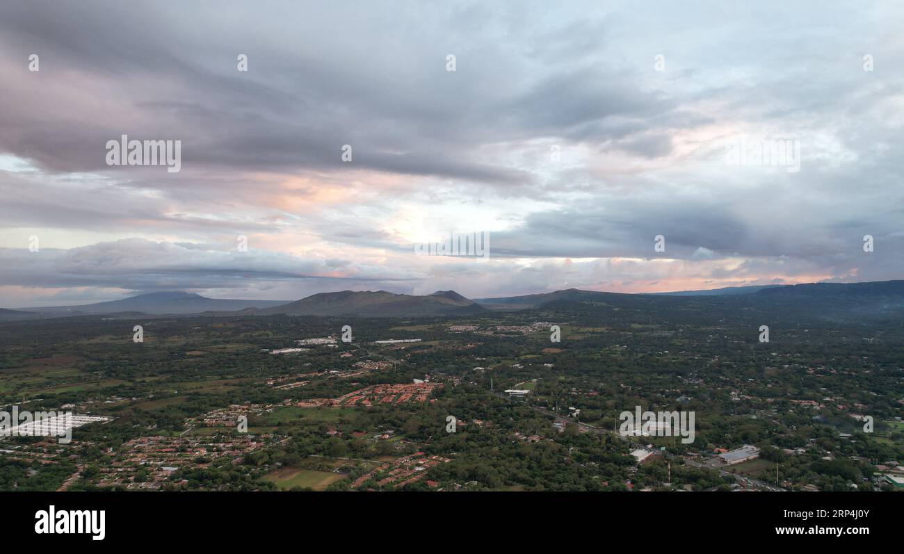 Masaya Vulkanlandschaft mit Blick auf Drohnen bei Sonnenuntergang Stockfoto