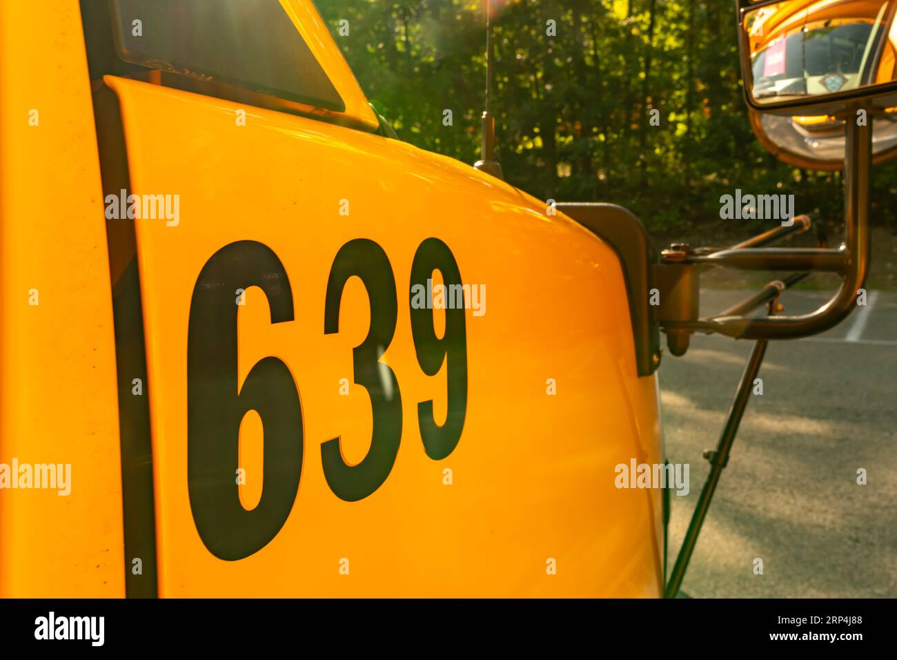 Seite eines geparkten gelben Schulbusses Nummer 639 Stockfoto