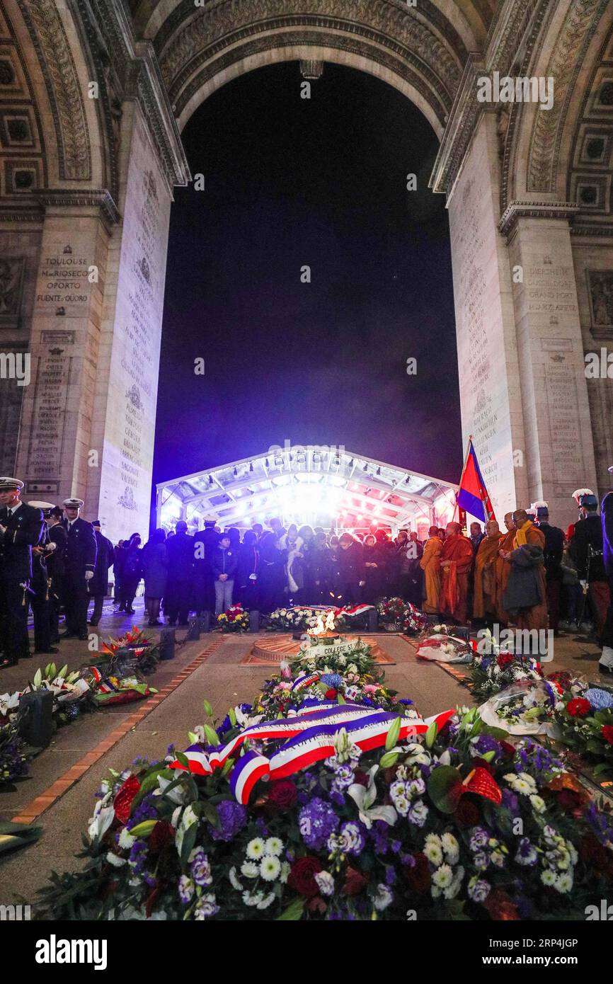 (181110) -- PARIS, 10. November 2018 -- die Menschen nehmen an der Zeremonie Teil, um den Asiaten auf französischem Territorium zu gedenken, die während des Ersten Weltkriegs in der Nähe des Grabes des unbekannten Soldaten unter dem Triumphbogen in Paris, Frankreich, 9. November 2018, geopfert wurden. Die Zeremonie wurde zum Gedenken an die Asiaten abgehalten, die aus China, Kambodscha, Indien, Laos, Nepal, Vietnam und so weiter, für ihren Kampf auf dem Schlachtfeld oder die Teilnahme an den Kriegsanstrengungen zwischen 1914 und 1918. ) (yg) FRANCE-PARIS-WWI-ASIANS-TRIBUTE ZhengxHuansong PUBLICATIONxNOTxINxCHN Stockfoto