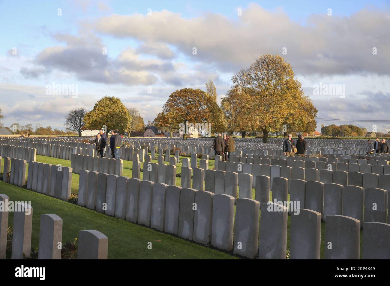 (181110) -- POPERINGE (BELGIEN), 10. November 2018 -- Grabsteine sind auf dem Lijssenthoek Militärfriedhof in Poperinge, Belgien, am 10. November 2018, während der Gedenkfeier zum hundertsten Jahrestag des Ersten Weltkriegs zu sehen Der Friedhof enthält 9.901 Begräbnisse des Commonwealth aus dem Ersten Weltkrieg Es gibt 883 Kriegsgräber anderer Nationalitäten, hauptsächlich Franzosen und Deutsche. BELGIEN-POPERINGE-LIJSSENTHOEK MILITÄRFRIEDHOF YexPingfan PUBLICATIONxNOTxINxCHN Stockfoto