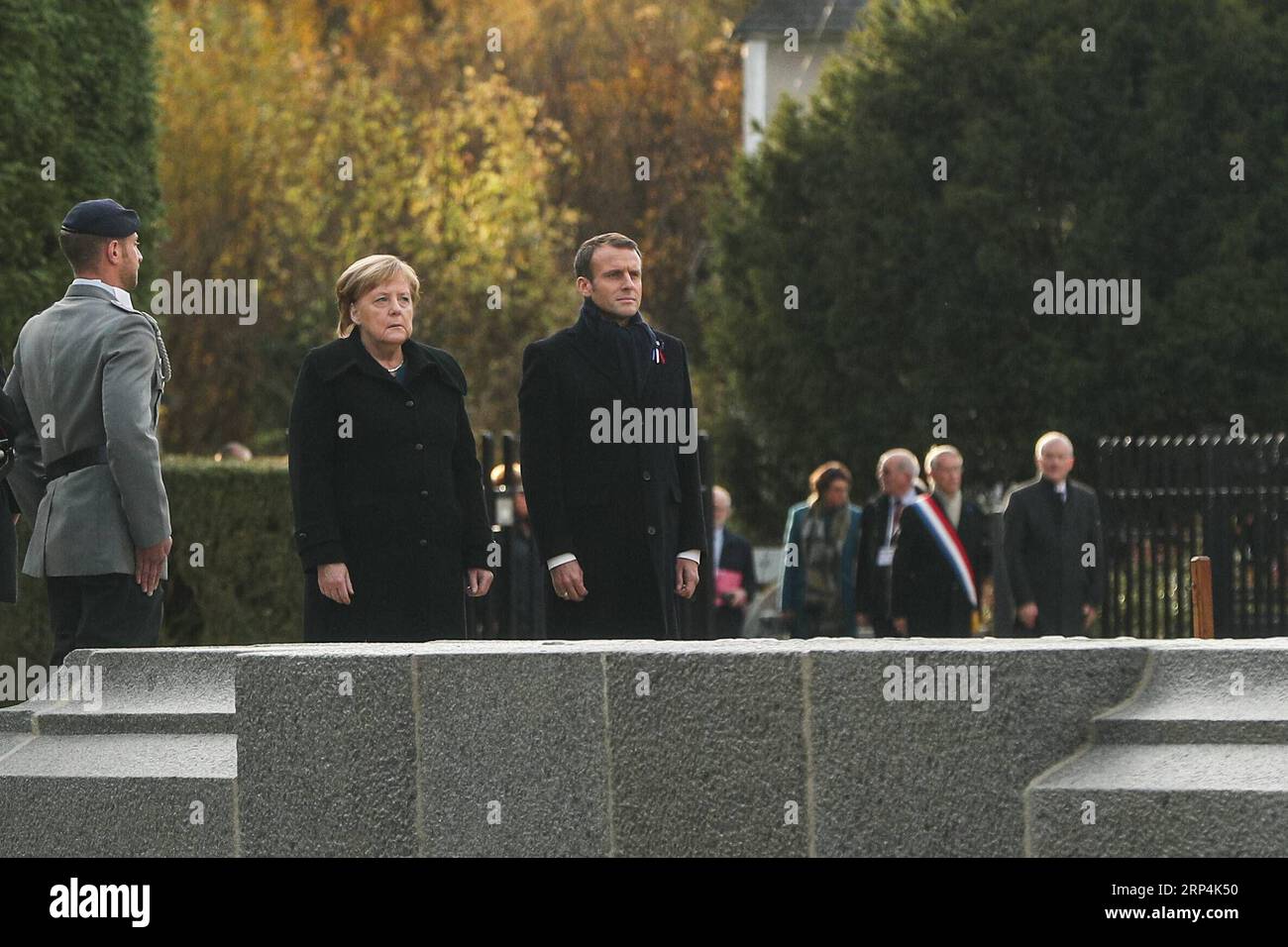 (181111) -- PARIS, 11. November 2018 -- der französische Präsident Emmanuel Macron (3. L) und die deutsche Bundeskanzlerin Angela Merkel (2. L) nehmen an einer feierlichen gemeinsamen Zeremonie zum 100. Jahrestag des Endes des Ersten Weltkriegs in der Nähe der Stadt Compiegne, Frankreich, 10. November 2018, Teil. Der französische Präsident Emmanuel Macron und die deutsche Bundeskanzlerin Angela Merkel schlossen sich am Samstag bei einer feierlichen gemeinsamen Zeremonie an einer historischen Stätte in einem Gelübde des Friedens und der Einheit die Hände. (lrz) FRANKREICH-COMPIEGNE-DEUTSCHLAND-WWI-100 Jahre ZhengxHuansong PUBLICATIONxNOTxINxCHN Stockfoto