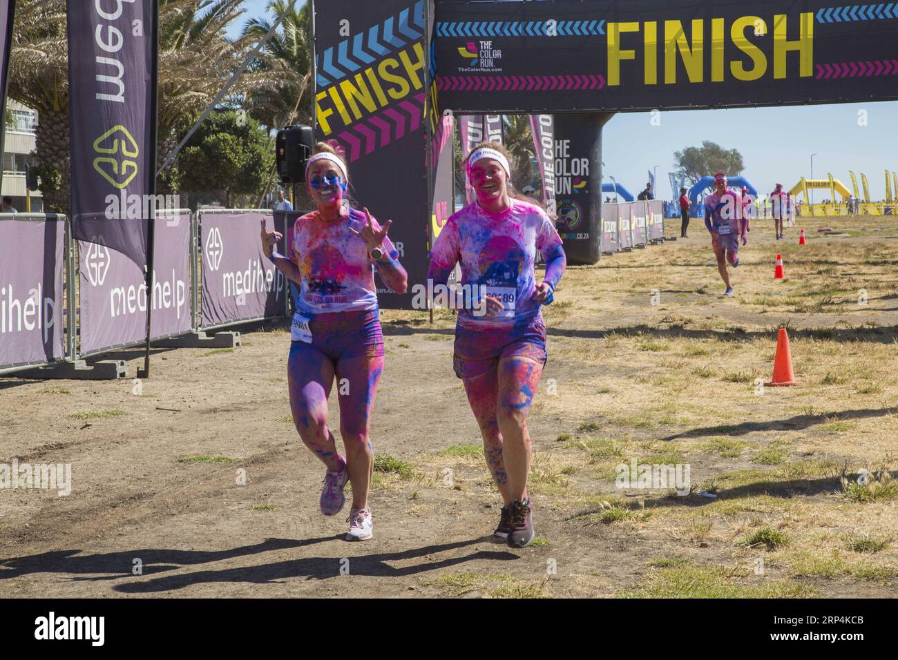 (181111) -- KAPSTADT, 11. November 2018 -- Menschen nehmen an der Farbserie Teil - der glücklichste 5K der Welt in Kapstadt, Südafrika, 10. November 2018. ) (SP)SOUTH AFRICA-CAPE CITY-COLOR-LAUF FREDXBARKER PUBLICATIONXNOTXINXCHN Stockfoto