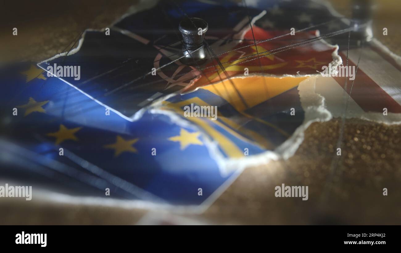 Symbole der EU, der NATO, der USA, der Ukraine und Russlands, verwickelte Trittstufen und Stecknadeln Stockfoto