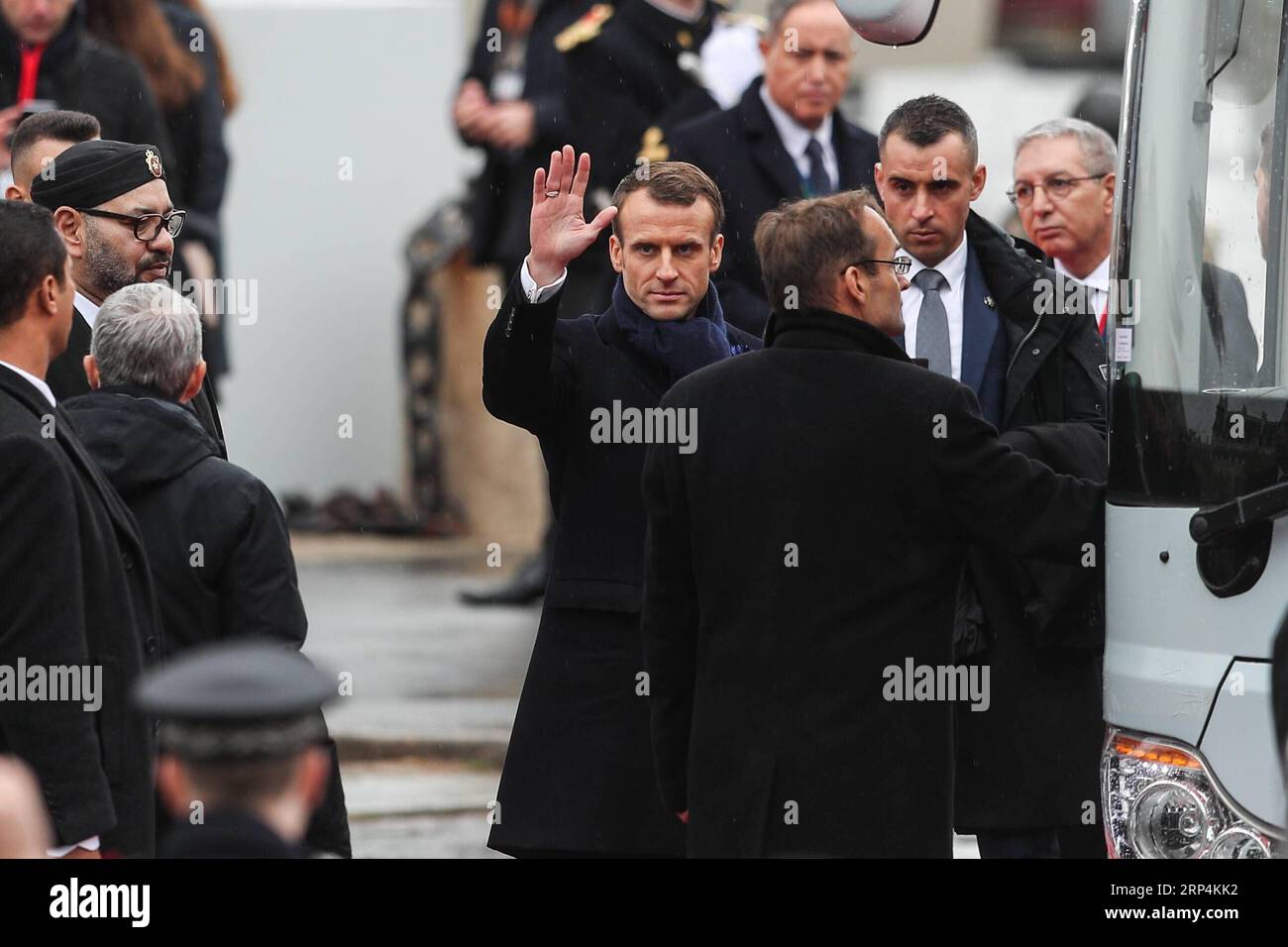 (181111) -- PARIS, 11. November 2018 -- der französische Präsident Emmanuel Macron weht nach der Zeremonie zum 100. Jahrestag des Endes des Ersten Weltkriegs in Paris, Frankreich, 11. November 2018. )(dh) FRANCE-PARIS-WWI-MEMORATION ZhengxHuansong PUBLICATIONxNOTxINxCHN Stockfoto