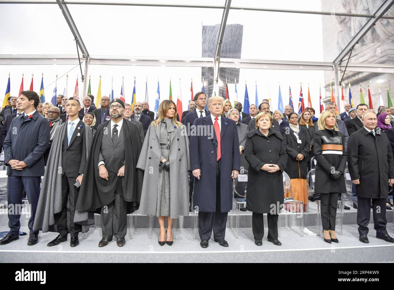 181111 -- PARIS, 11. November 2018 -- der russische Präsident Wladimir Putin 1st R, Front, die deutsche Kanzlerin Angela Merkel 3rd R, Front und der US-Präsident Donald Trump 4th R, Front nehmen an einer Zeremonie zum hundertsten Jahrestag des Waffenstillstands des Ersten Weltkriegs in Paris, Frankreich, 11. November 2018, Teil. FRANKREICH-PARIS-WWI-GEDENKEN ChenxYichen PUBLICATIONxNOTxINxCHN Stockfoto