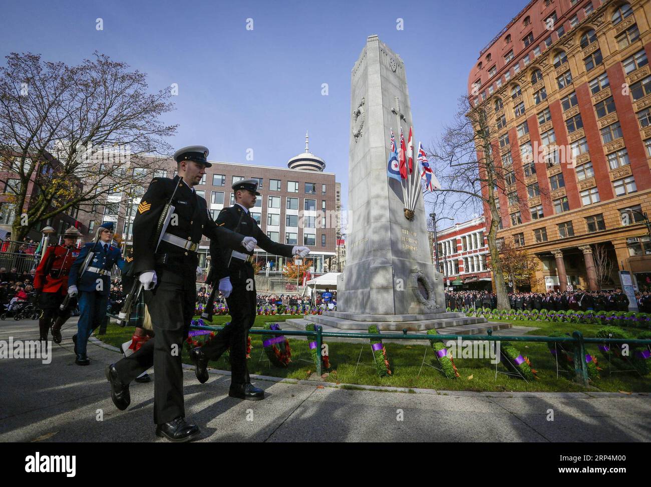 (181111) -- VANCOUVER, 11. November 2018 -- Mitglieder des kanadischen Militärs nehmen am Gedenktag in Vancouver, Kanada, am 11. November 2018 Teil. Die Menschen in ganz Kanada nahmen an den Feierlichkeiten zum Gedenken an diejenigen Teil, die während der Kriege gedient und geopfert haben. ) KANADA-VANCOUVER-GEDENKTAG LiangxSen PUBLICATIONxNOTxINxCHN Stockfoto