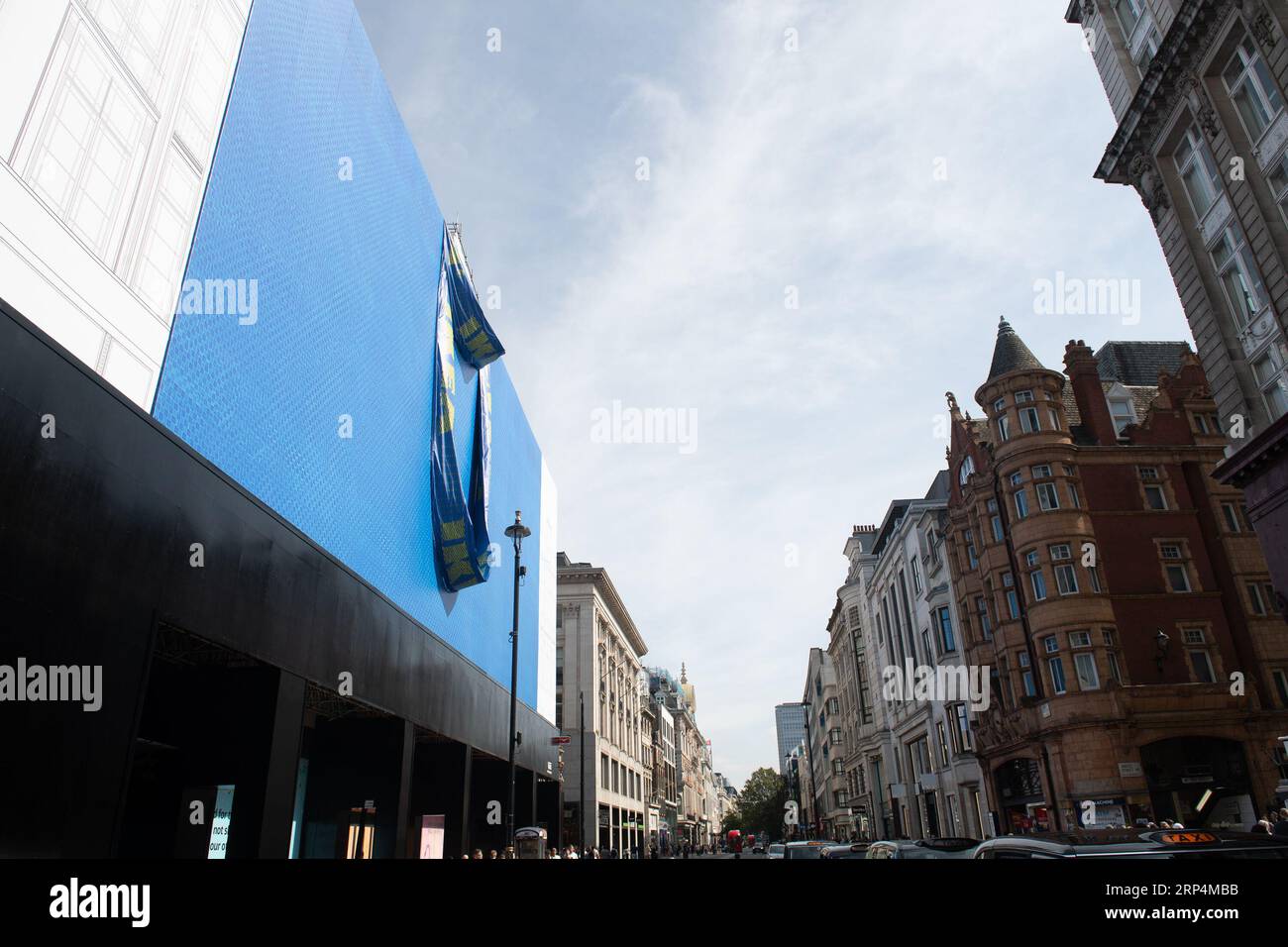 London, Großbritannien. September 2023. Ein allgemeiner Blick auf den ehemaligen Topshop, der in eine Filiale des schwedischen Möbelgeschäfts Ikea umgewandelt wird und kürzlich an Ikeas ikonische blaue Einkaufstasche im Oxford Circus erinnert. Quelle: Justin Ng/Alamy Live News Stockfoto