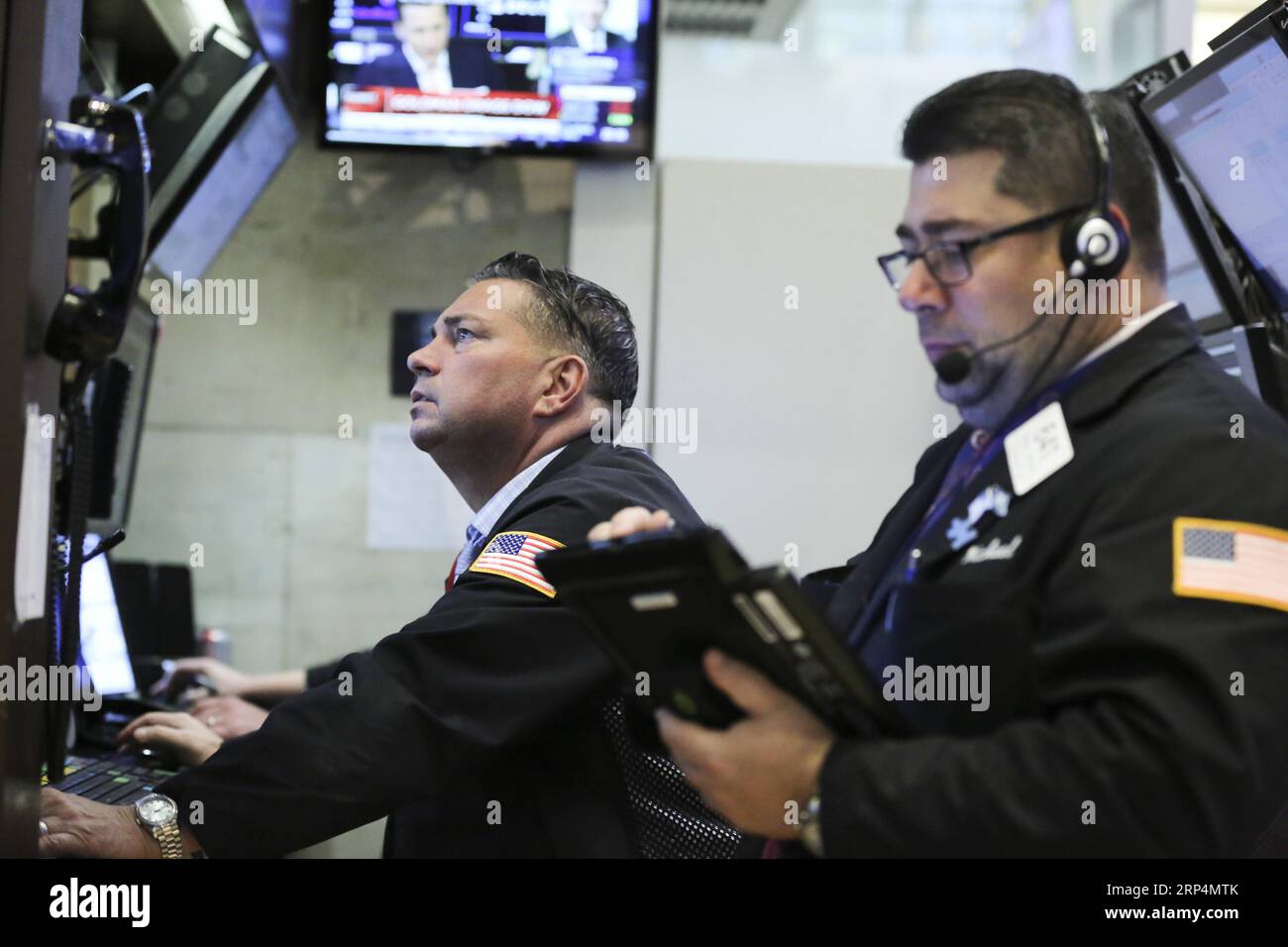 (181113) -- NEW YORK, 13. November 2018 -- Traders Work at the New York Stock Exchange in New York, USA, 12. November 2018. Die US-Aktien schlossen am Montag deutlich niedriger ab, da steile Verluste bei Apple-Aktien den technischen Auftrieb gaben und den Markt zunichte machten. Der Dow Jones Industrial Average sank um 602,12 Punkte oder 2,32 Prozent auf 25.387.18. ) (Jmmn) U.S.-NEW YORK-STOCKS WangxYing PUBLICATIONxNOTxINxCHN Stockfoto