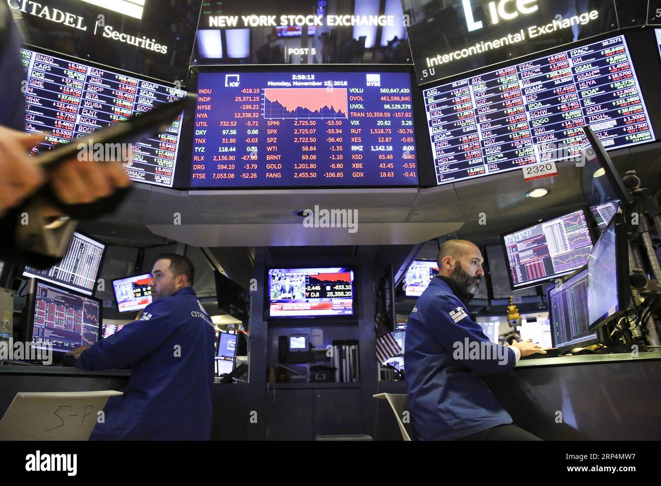 (181113) -- NEW YORK, 13. November 2018 -- Traders Work at the New York Stock Exchange in New York, USA, 12. November 2018. Die US-Aktien schlossen am Montag deutlich niedriger ab, da steile Verluste bei Apple-Aktien den technischen Auftrieb gaben und den Markt zunichte machten. Der Dow Jones Industrial Average sank um 602,12 Punkte oder 2,32 Prozent auf 25.387.18. ) (Jmmn) U.S.-NEW YORK-STOCKS WangxYing PUBLICATIONxNOTxINxCHN Stockfoto