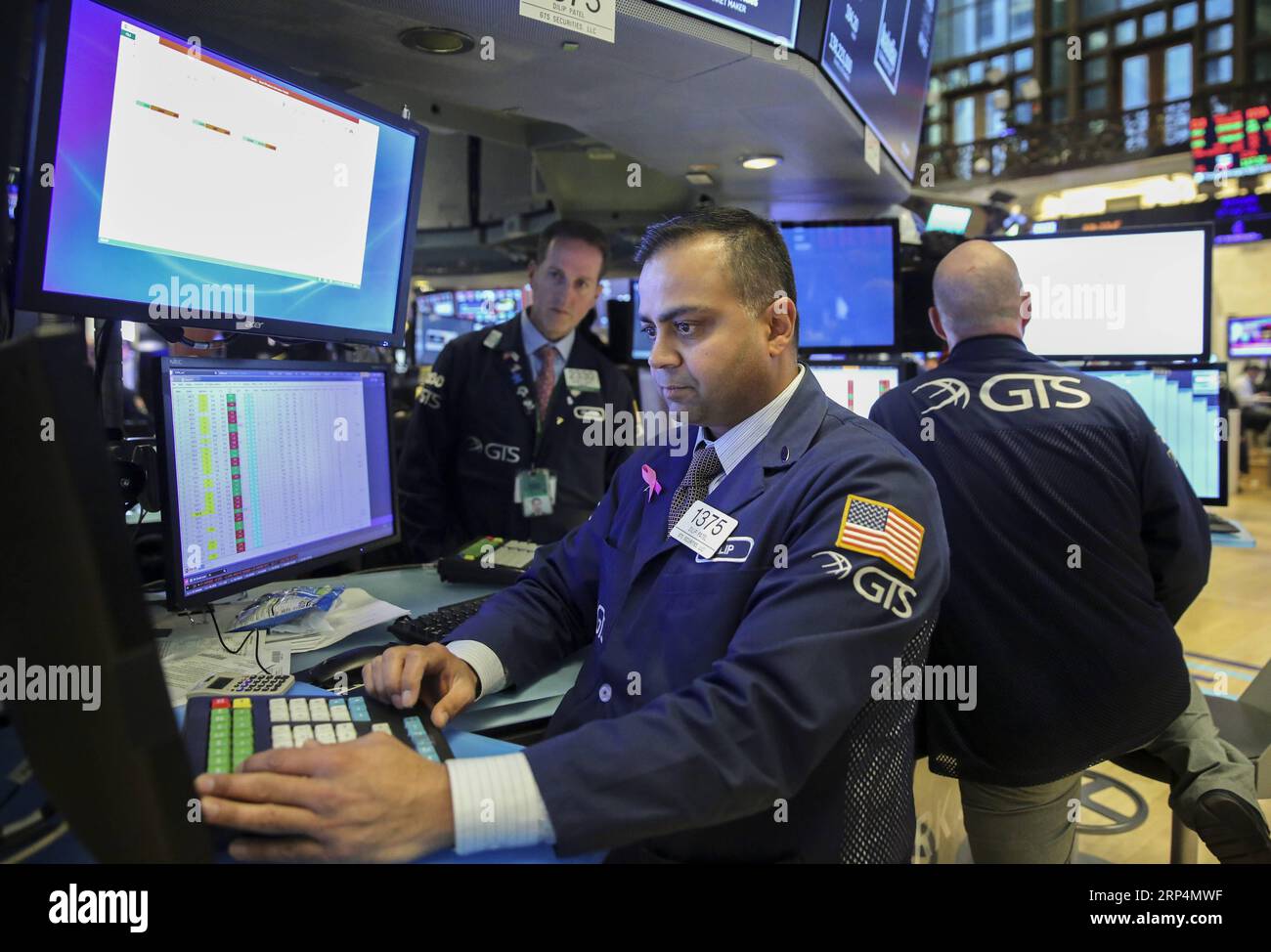 (181113) -- NEW YORK, 13. November 2018 -- Traders Work at the New York Stock Exchange in New York, USA, 12. November 2018. Die US-Aktien schlossen am Montag deutlich niedriger ab, da steile Verluste bei Apple-Aktien den technischen Auftrieb gaben und den Markt zunichte machten. Der Dow Jones Industrial Average sank um 602,12 Punkte oder 2,32 Prozent auf 25.387.18. ) (Jmmn) U.S.-NEW YORK-STOCKS WangxYing PUBLICATIONxNOTxINxCHN Stockfoto
