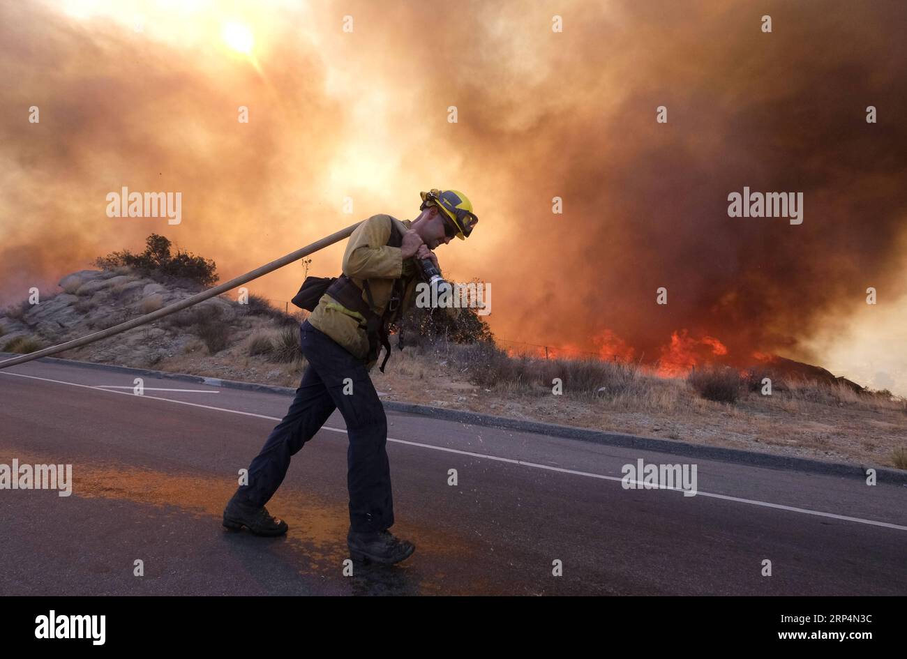 (181113) -- SIMI VALLEY, 13. November 2018 -- Ein Feuerwehrmann kämpft am 12. November 2018 gegen ein Lauffeuer in der Nähe einer Autobahn in Simi Valley, Kalifornien, USA. Der Brand in Südkalifornien zerstörte weiterhin Häuser. (Jmmn) U.S.-SIMI VALLEY-WILDFIRE ZhaoxHanrong PUBLICATIONxNOTxINxCHN Stockfoto