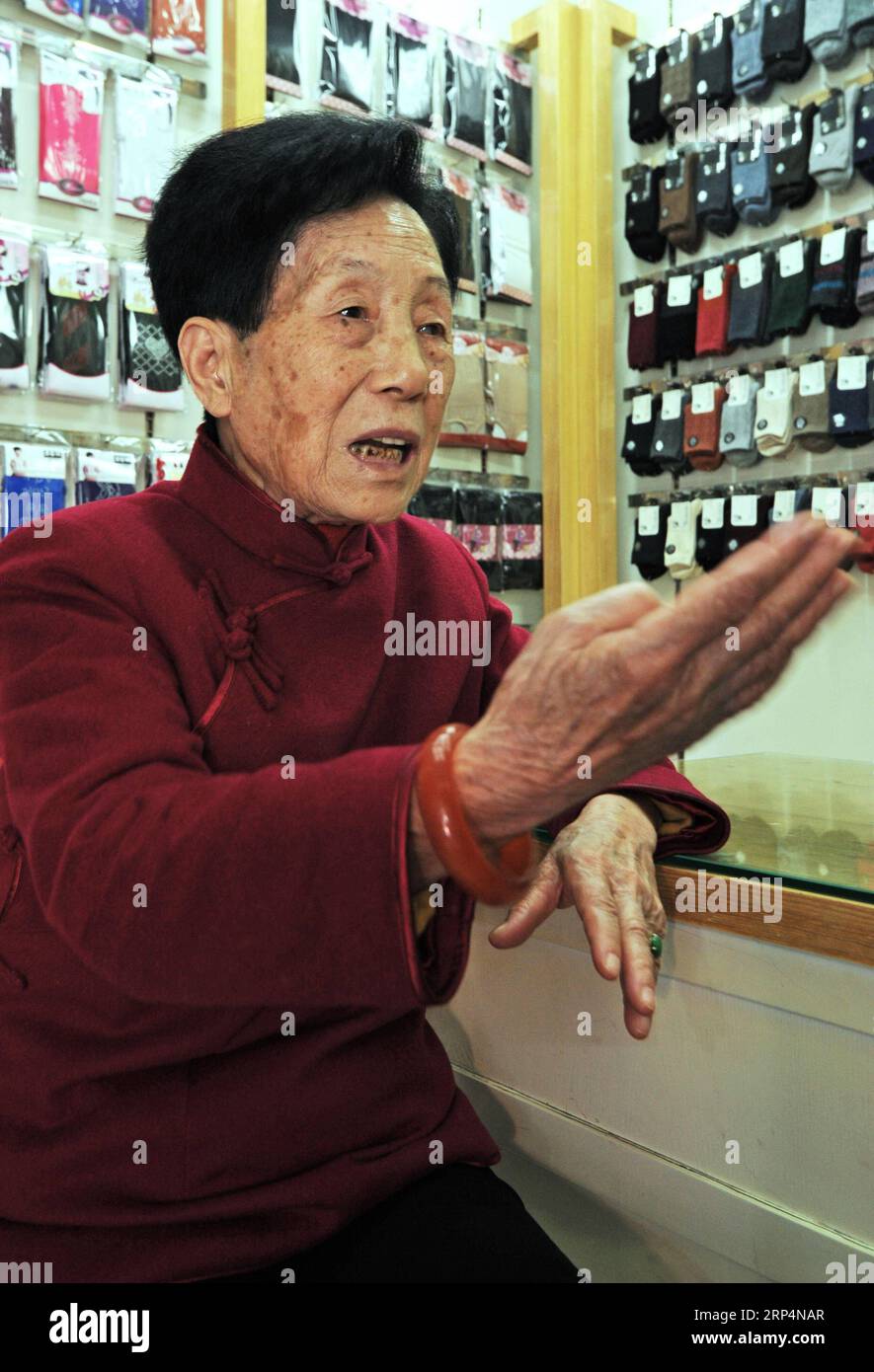 (181113) -- HANGZHOU, 13. November 2018 -- Feng Aiqian, 78, einer der ersten Händler auf dem kleinen Rohstoffmarkt von Yiwu, erzählt von ihrer unternehmerischen Erfahrung in Yiwu, der ostchinesischen Provinz Zhejiang, am 25. Oktober 2018. Vor vierzig Jahren war Yiwu ein kleines landwirtschaftliches Gebiet in der Mitte der Provinz Zhejiang. Seit der Reform und Öffnung Chinas hat das Land alle Möglichkeiten genutzt, seine Wirtschaft kontinuierlich zu entwickeln und zu erneuern. Nach 40 Jahren der Entwicklung ist Yiwu, heute eine Stadt auf Kreisebene, bekannt als der weltweit größte Großhandelsmarkt für tägliche Rohstoffe. ) (Sxk) Stockfoto