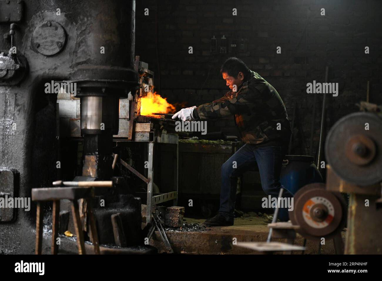 (181114) -- SHIJIAZHUANG, 14. November 2018 -- Li Zhujun stellt ein dekoratives Schwert in seinem Atelier im Dorf Tiejiangzhuang im Kreis Xingtang, Shijiazhuang, nordchinesische Provinz Hebei, 14. November 2018 her. Seit Jahrhunderten ist das Dorf Tiejiangzhuang berühmt für seine geschickten Schmiede und die wohlhabende Stahlindustrie. Li Zhujun ist einer der besten Stahlhersteller des Dorfes. Auf der Grundlage der von seinem Vater geerbten Fähigkeiten erlangte Li ein Know-how in der Stahlherstellungstechnik für verfeinertes Musterschweißen, das den Schwertern und Messern beim Schmieden komplizierte Muster hinzufügt. Die Technik wurde als aufgeführt Stockfoto