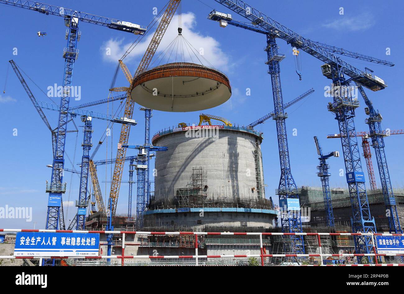 (181115) -- PEKING, 15. November 2018 -- Foto vom 23. Mai 2018 zeigt den Installationsort einer halbkugelförmigen Kuppel an der Einheit Nr. 3 des Kernkraftwerks Fangchenggang in der südchinesischen autonomen Region Guangxi Zhuang. Nach Angaben des National Bureau of Statistics stieg Chinas Stromerzeugung in den ersten zehn Monaten des Jahres 2018 um 7,2 Prozent gegenüber dem Vorjahr. Allein im Oktober erzeugte China 533 Milliarden Kilowattstunden (kWh) Strom, ein Anstieg von 4,8 Prozent im Vergleich zum Vorjahr, schneller als das Wachstum von 4,6 Prozent im September. Die durchschnittliche tägliche Stromerzeugung erreichte 17,2 Milliarden kWh und ging von 18,3 Mrd. kWh zurück Stockfoto