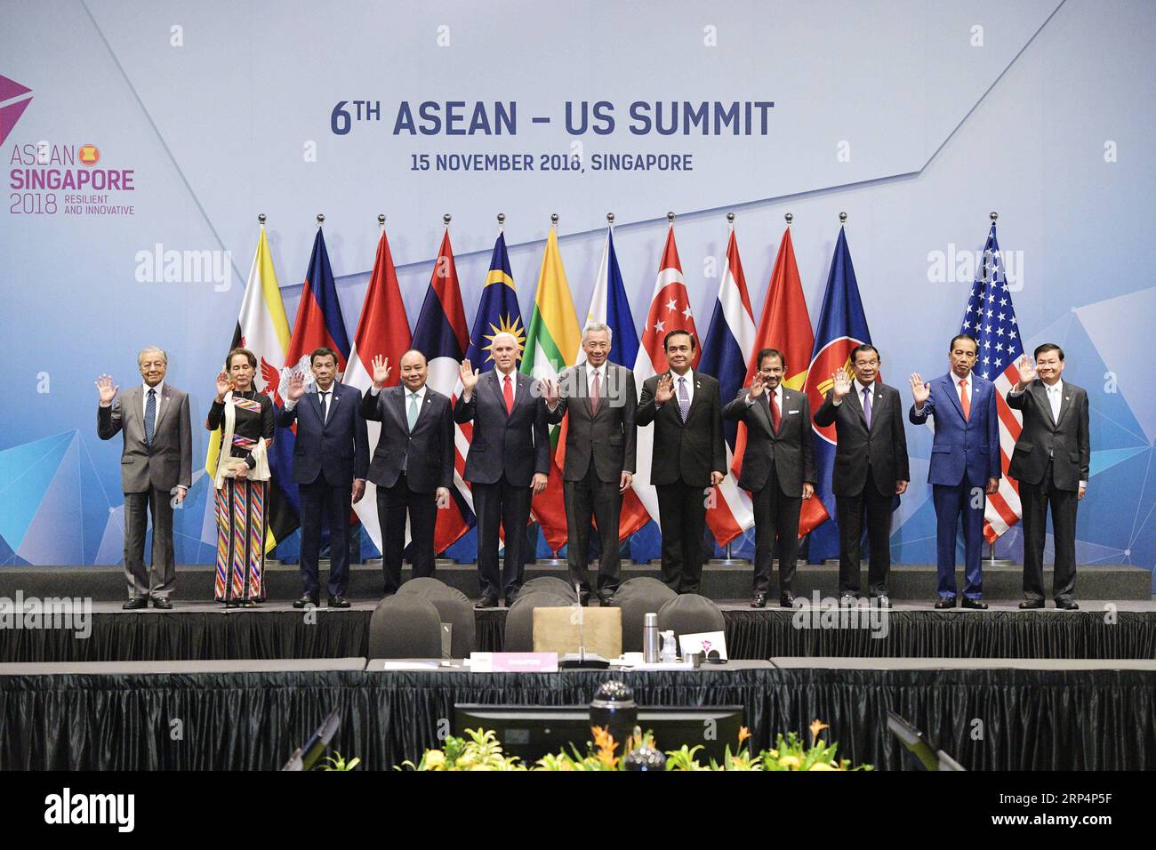 (181115) -- SINGAPUR, 15. November 2018 -- Teilnehmer stellen sich für ein Gruppenfoto auf dem ASEAN-US-Gipfel in Singapur, 15. November 2018, aus. ) (lrz) SINGAPUR-ASEAN-US-GIPFEL ThenxChihxWey PUBLICATIONxNOTxINxCHN Stockfoto