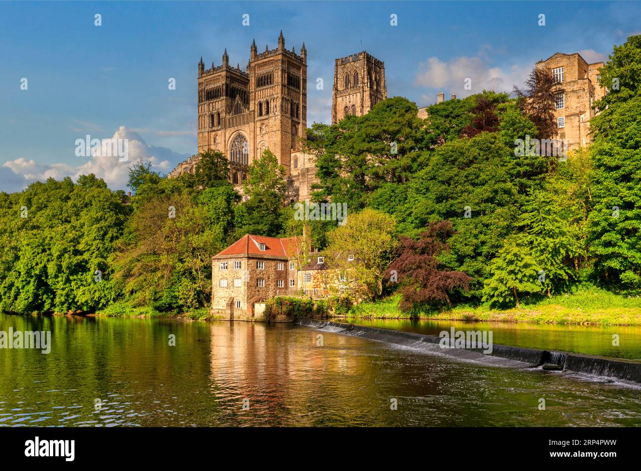Durham Cathedral und Old Fulling Mill, am Ufer des Flusses Wear, an einem sonnigen Frühlingstag, County Durham, Großbritannien Stockfoto