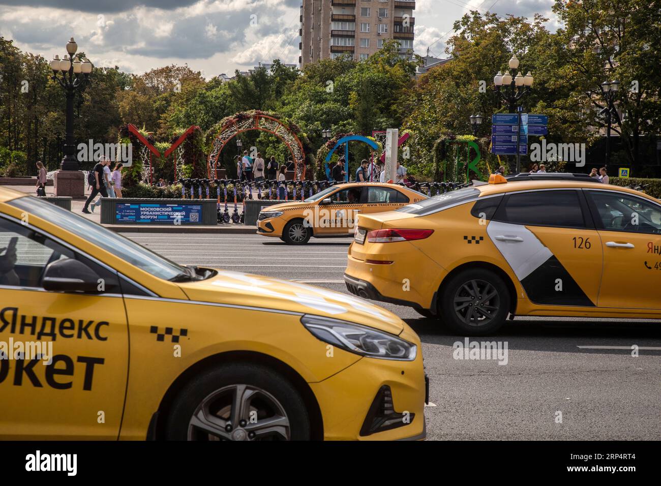 Moskau, Russland. September 2023. Gelbe Taxiwagen fahren entlang der Tverskaya-Straße im Zentrum von Moskau, Russland Stockfoto