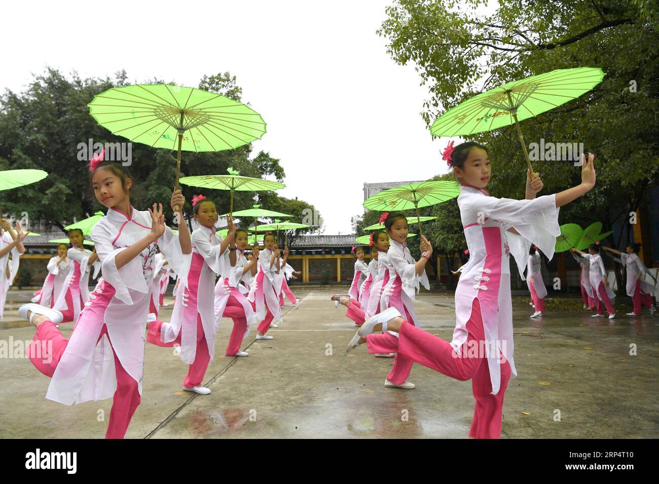 (181117) -- RONG AN, 17. November 2018 -- Schüler nehmen an der klassischen Tanzprobe in der experimentellen Grundschule Nr. 2 im Kreis Rong an, südchinesische autonome Region Guangxi Zhuang, 16. November 2018, Teil. Die Erziehung der traditionellen Kultur wird in der Schule betont, um ihr Interesse an lokalem Schauspiel, Volkstanz und traditionellem Musikinstrument zu wecken. ) (Zwx) CHINA-GUANGXI-CAMPUS-TRADITIONELLE KULTUR (CN) ZhouxHua PUBLICATIONxNOTxINxCHN Stockfoto