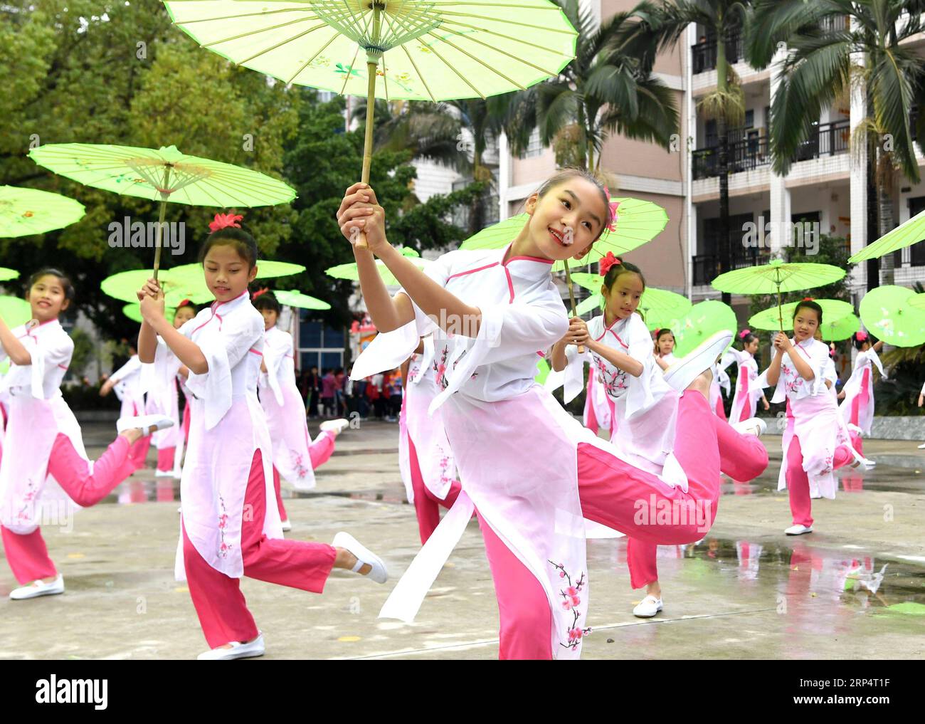 (181117) -- RONG AN, 17. November 2018 -- Schüler nehmen an der klassischen Tanzprobe in der experimentellen Grundschule Nr. 2 im Kreis Rong an, südchinesische autonome Region Guangxi Zhuang, 16. November 2018, Teil. Die Erziehung der traditionellen Kultur wird in der Schule betont, um ihr Interesse an lokalem Schauspiel, Volkstanz und traditionellem Musikinstrument zu wecken. ) (Zwx) CHINA-GUANGXI-CAMPUS-TRADITIONELLE KULTUR (CN) ZhouxHua PUBLICATIONxNOTxINxCHN Stockfoto