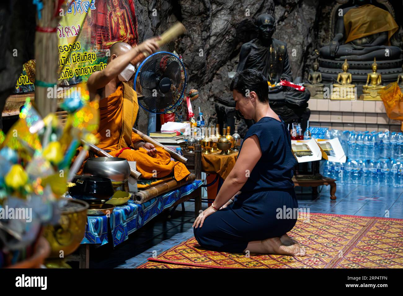 KANCHANABURI, THAILAND, 5. Juli 2023: Tiger Cave Temple Wat Tham Sua: Mönche geben den Gläubigen gesegnetes Wasser. Stockfoto