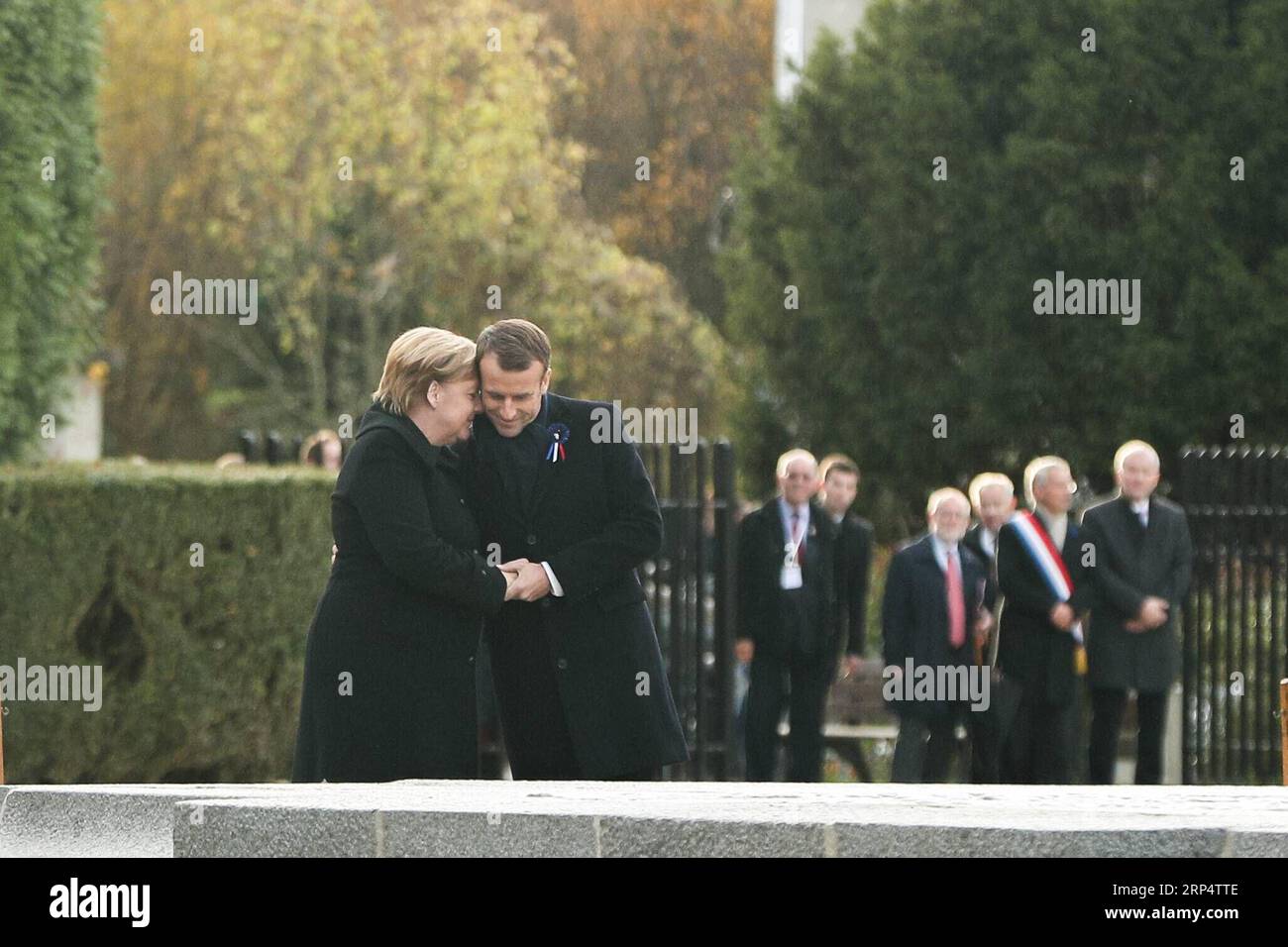 (181118) -- PEKING, 18. November 2018 -- der französische Präsident Emmanuel Macron (2. L) und die deutsche Bundeskanzlerin Angela Merkel (1. L) nehmen an einer feierlichen gemeinsamen Zeremonie zum 100. Jahrestag des Endes des Ersten Weltkriegs in der Nähe der Stadt Compiegne, Frankreich, 10. November 2018, Teil. Der französische Präsident Emmanuel Macron und die deutsche Bundeskanzlerin Angela Merkel schlossen sich am Samstag bei einer feierlichen gemeinsamen Zeremonie an einer historischen Stätte in einem Gelübde des Friedens und der Einheit die Hände. XINHUA FOTO WÖCHENTLICHE WAHL ZhengxHuansong PUBLICATIONxNOTxINxCHN Stockfoto