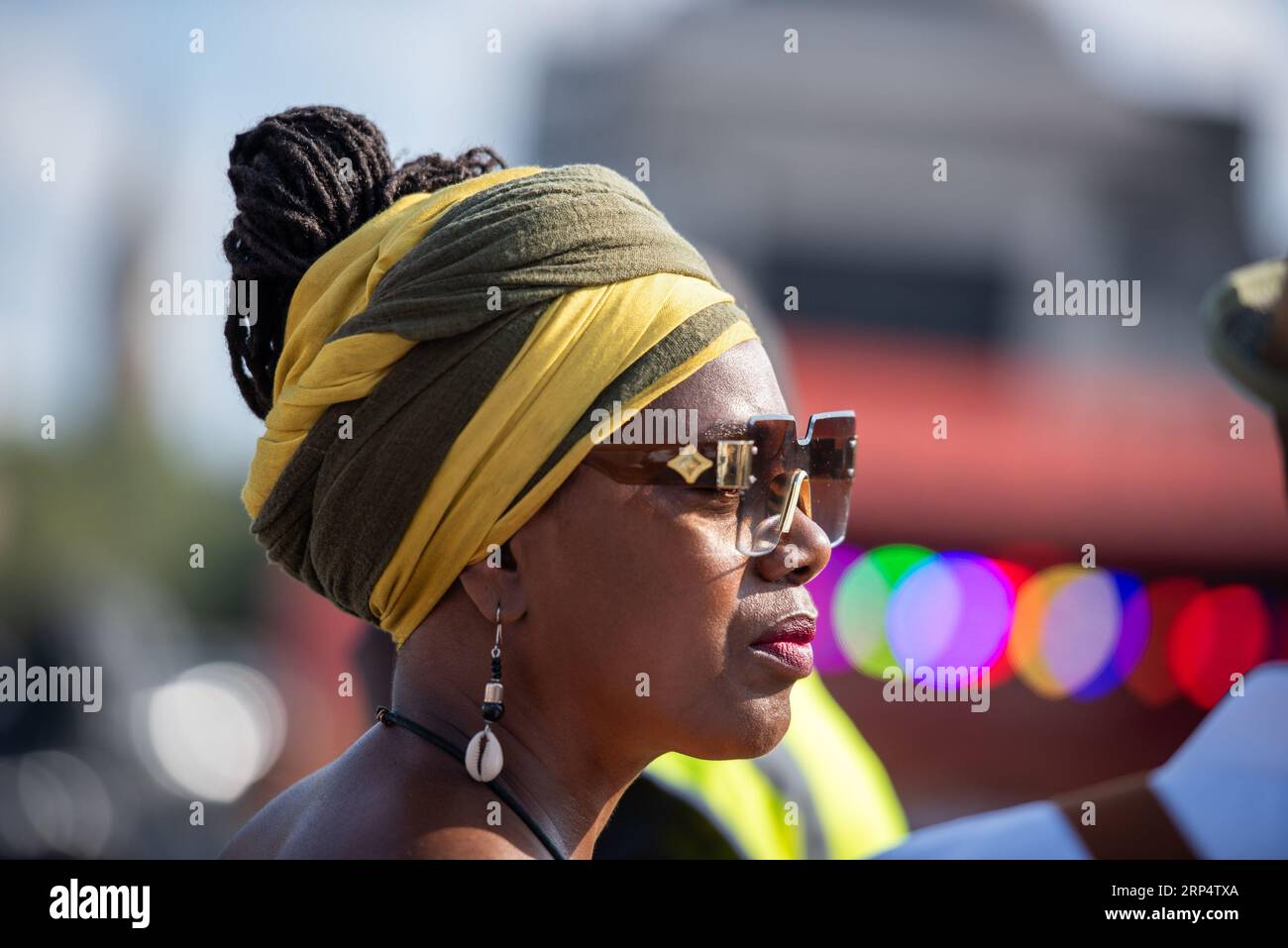 Ein Zuschauer genießt das Black on the Square Festival am Trafalgar Square, London. Der Bürgermeister von London kündigte das erste Black on the Square auf dem Trafalgar Square an – ein großes, jährlich stattfindendes Festival, das die Kultur und Kreativität der Schwarzen zeigt, um die Vielfalt der schwarzen britischen Kulturen im Herzen des Trafalgar Square durch Musik, Theater, Kunst, Tanz und Unterhaltung durch Unterstützung lokaler Unternehmen. Es beinhaltete Auftritte von Black Gospel-Sängern, DJs, Live-Bands und Dichtern. (Foto: Loredana Sangiuliano/SOPA Images/SIPA USA) Stockfoto