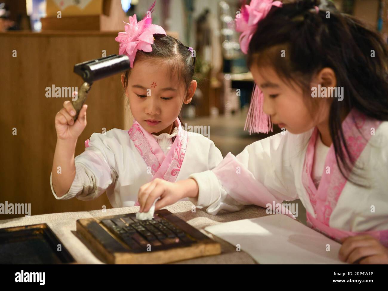 (181118) -- SHENYANG, 18. November 2018 -- Grundschüler erleben die Prozesse des beweglichen Druckens in Shenyang, Hauptstadt der nordöstlichen Provinz Liaoning, 18. November 2018. ) (Zyd) CHINA-SHENYANG-MOVABLE-TYPE PRINTING (CN) LongxLei PUBLICATIONxNOTxINxCHN Stockfoto
