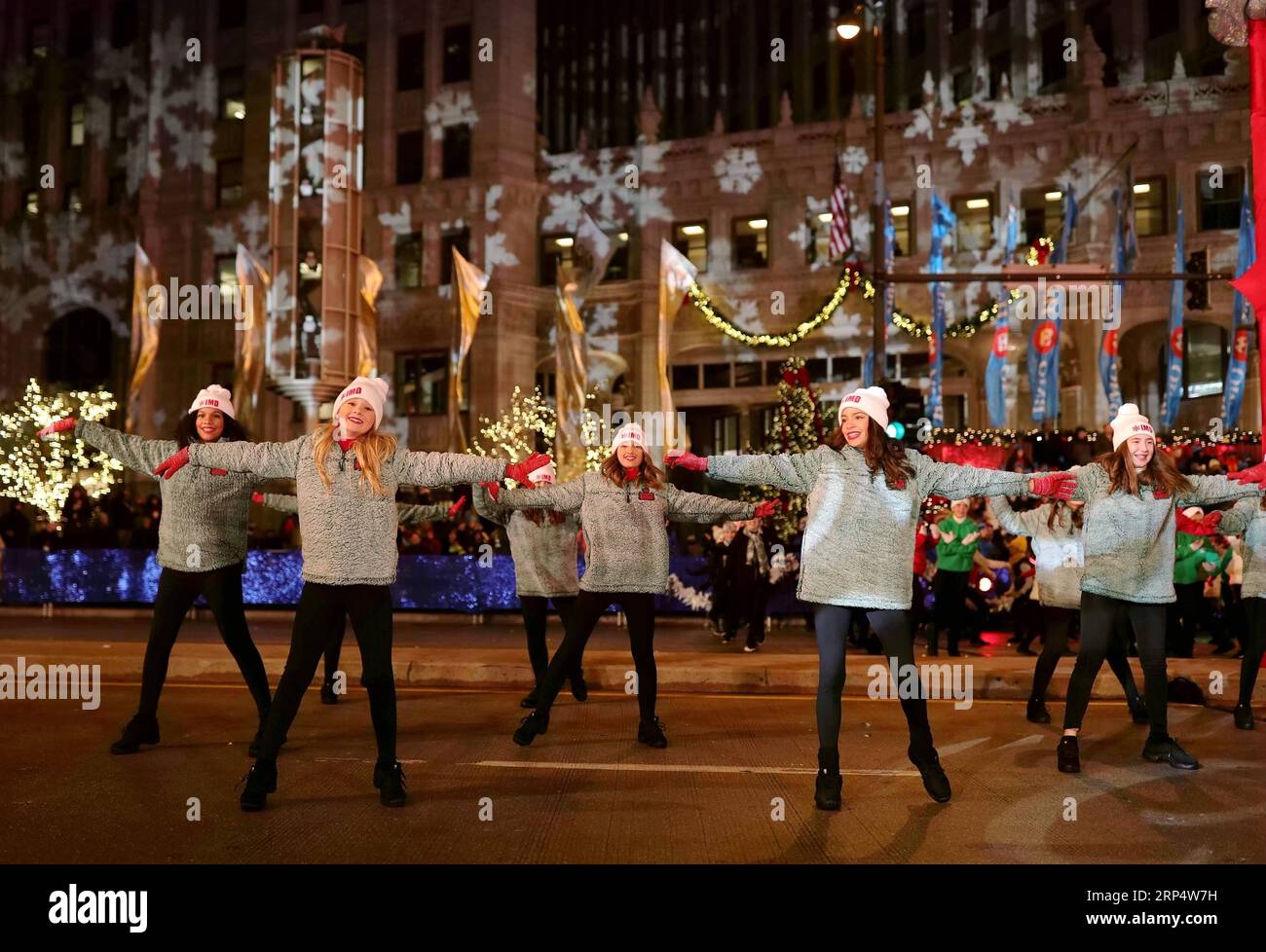 (181118) -- CHICAGO, 18. November 2018 (Xinhua) -- Schauspieler treten bei der 2018 Magnificent Mile Lights Festival Parade auf der North Michigan Avenue in Chicago, USA, am 17. November 2018 auf. Mit Dutzenden von Wagen, Tänzen und Aufführungen, die von lokalen Kunstgruppen und High Schools präsentiert werden, markierte diese Parade den Beginn der jährlichen Weihnachtszeit. (Xinhua/Wang Ping)(dh) U.S.-CHICAGO-LIGHTS FESTIVAL-PARADE PUBLICATIONxNOTxINxCHN Stockfoto