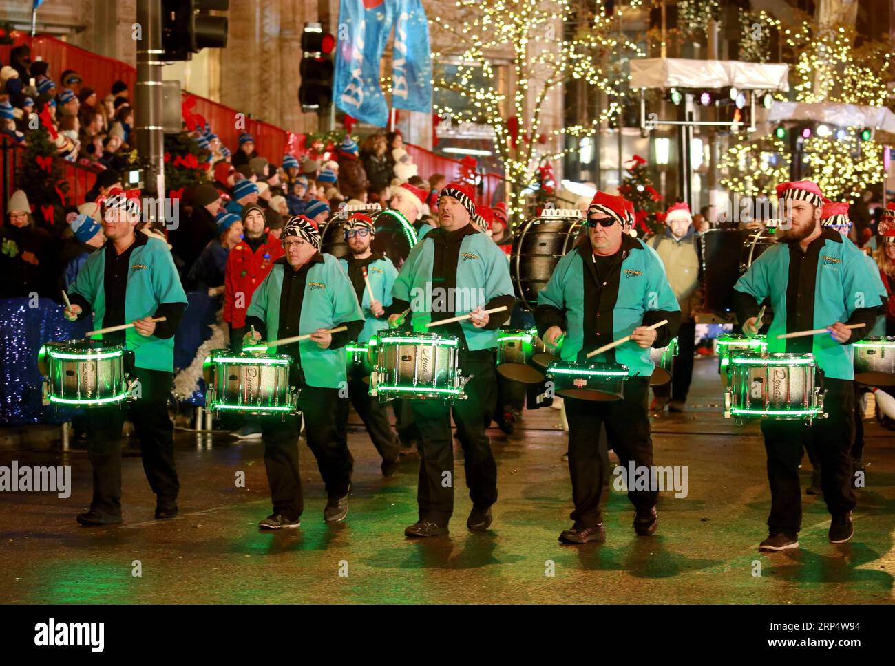 (181118) -- CHICAGO, 18. November 2018 (Xinhua) -- Schauspieler treten bei der 2018 Magnificent Mile Lights Festival Parade auf der North Michigan Avenue in Chicago, USA, am 17. November 2018 auf. Mit Dutzenden von Wagen, Tänzen und Aufführungen, die von lokalen Kunstgruppen und High Schools präsentiert werden, markierte diese Parade den Beginn der jährlichen Weihnachtszeit. (Xinhua/Wang Ping)(dh) U.S.-CHICAGO-LIGHTS FESTIVAL-PARADE PUBLICATIONxNOTxINxCHN Stockfoto