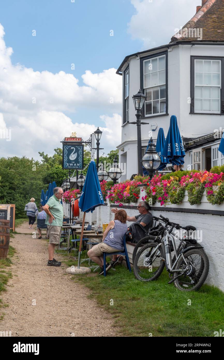 The Swan Hotel, ein Pub am Fluss Themse in Staines-upon-Thames, Surrey, England, Großbritannien, mit Leuten draußen bei einem Drink an einem sonnigen Tag Stockfoto