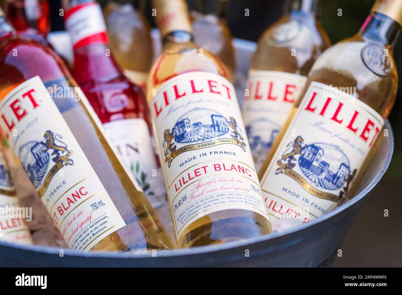 Lillet-Flaschen auf einer Sommerparty Stockfoto