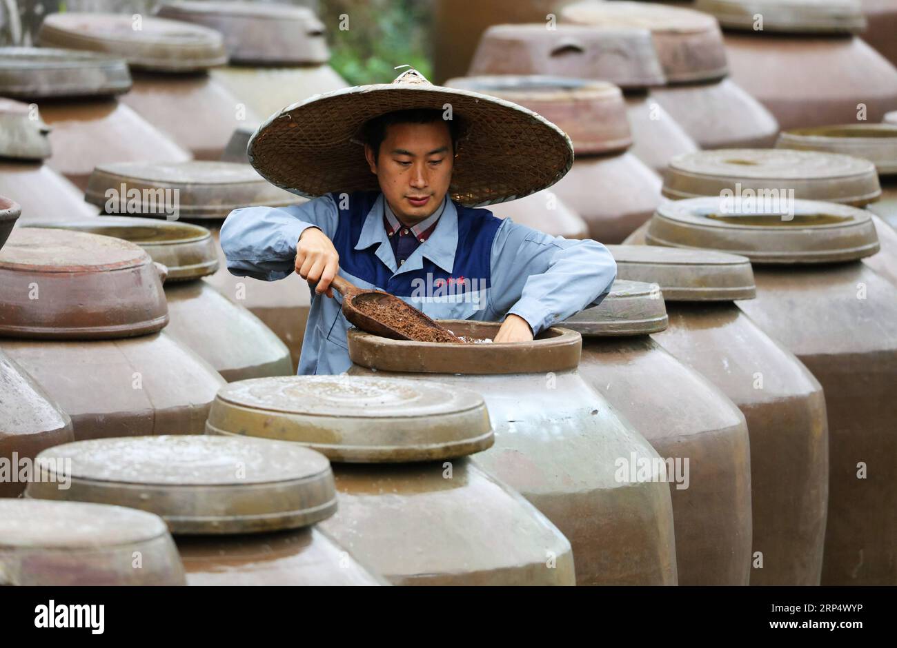 (181119) -- ZUNYI, 19. November 2018 -- Ein Arbeiter überprüft die Gärungssituation für die Essigbrauerei in einer Essigfabrik in Chishui, Provinz Guizhou im Südwesten Chinas, 18. November 2018. Chishui hat eine traditionelle Methode zur Essigherstellung mit über 30 Prozessschritten beibehalten.) (Ry) CHINA-GUIZHOU-ESSIGHERSTELLUNG (CN) WangxChangyu PUBLICATIONxNOTxINxCHN Stockfoto