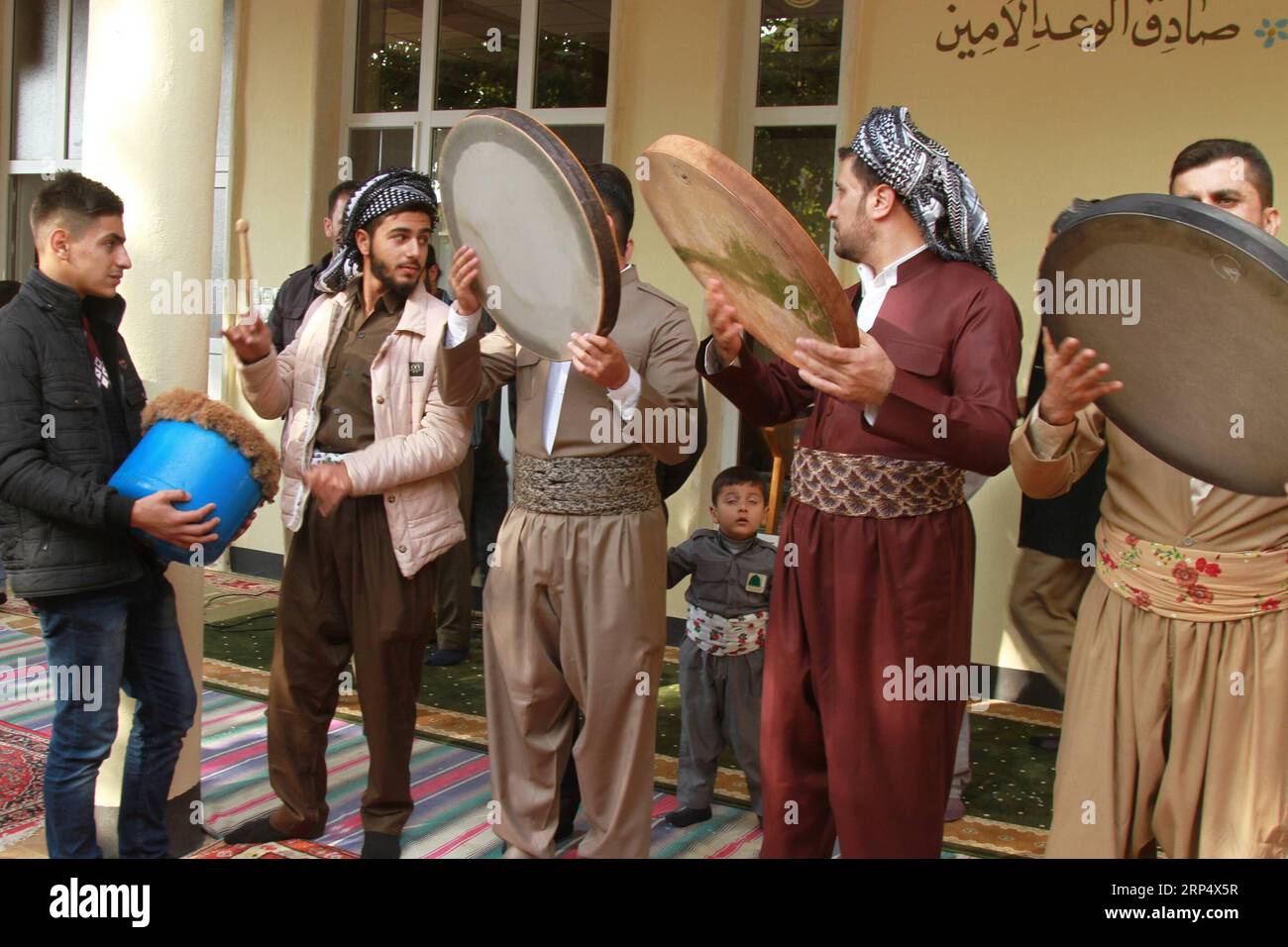 (181119) -- AKRA (IRAK), 19. November 2018 -- Menschen nehmen an einer Feier für Mawlid al-Nabi Teil, den Geburtstag des Propheten Mohamed, in der Stadt Akra, Region Kurdistan, Nordirak. ) IRAK-AKRA-PROPHET MOHAMED-GEBURTSTAG-FEIER YASERXJAWAD PUBLICATIONXNOTXINXCHN Stockfoto