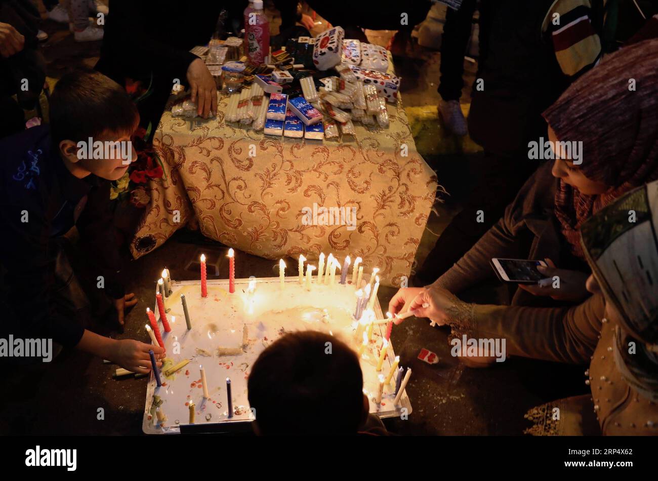 (181119) -- BAGDAD, 19. November 2018 -- Menschen nehmen an einer Feier für Mawlid al-Nabi Teil, den Geburtstag des Propheten Mohamed, in Bagdad, Irak, 19. November 2018. ) IRAK-BAGDAD-PROPHET MOHAMED-GEBURTSTAG-FEIER KHALILXDAWOOD PUBLICATIONXNOTXINXCHN Stockfoto