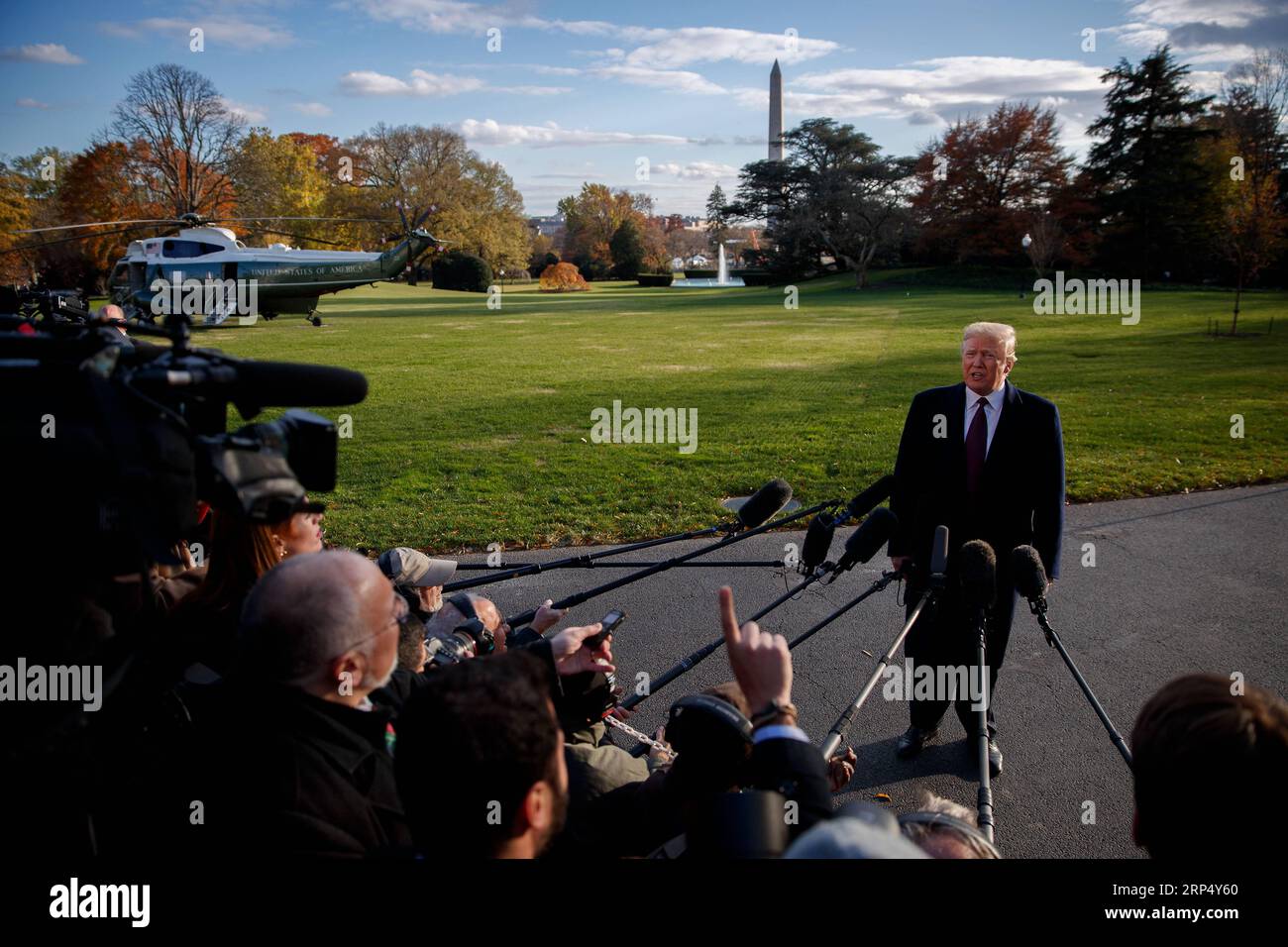 (181120) -- WASHINGTON, 20. November 2018 -- US-Präsident Donald Trump spricht mit Reportern, bevor er am 20. November 2018 aus dem Weißen Haus in Washington D.C., den Vereinigten Staaten, abreist. Donald Trump hat schriftliche Antworten auf Fragen von Sonderberater Robert Mueller eingereicht, die sich mit der angeblichen russischen Einmischung bei den US-Wahlen 2016 befassen. Lokale Medien zitierten am Dienstag die Anwälte des Präsidenten mit den Worten. US-WASHINGTON D.C.-TRUMP-MUELLER-RUSSIA SONDIERT TINGXSHEN PUBLICATIONXNOTXINXCHN Stockfoto