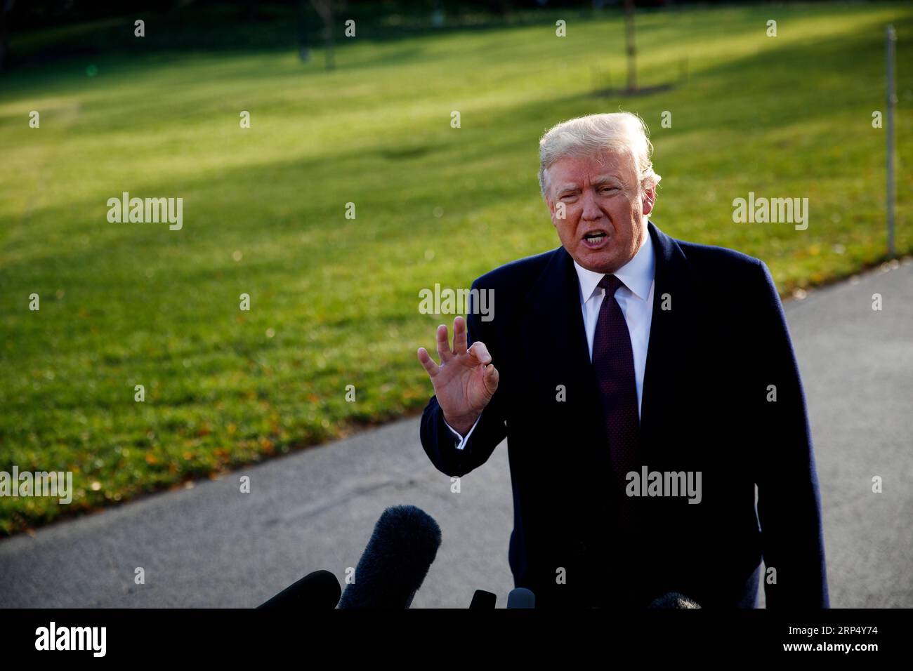 (181120) -- WASHINGTON, 20. November 2018 -- US-Präsident Donald Trump spricht mit Reportern, bevor er am 20. November 2018 aus dem Weißen Haus in Washington D.C., den Vereinigten Staaten, abreist. Donald Trump hat schriftliche Antworten auf Fragen von Sonderberater Robert Mueller eingereicht, die sich mit der angeblichen russischen Einmischung bei den US-Wahlen 2016 befassen. Lokale Medien zitierten am Dienstag die Anwälte des Präsidenten mit den Worten. US-WASHINGTON D.C.-TRUMP-MUELLER-RUSSIA SONDIERT TINGXSHEN PUBLICATIONXNOTXINXCHN Stockfoto