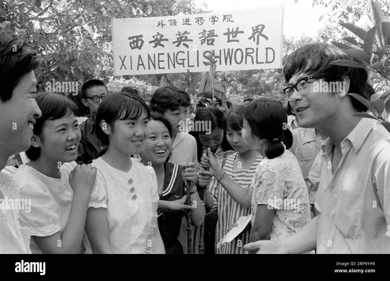 (181121) -- PEKING, 21. November 2018 () -- das 1985 aufgenommene Aktenfoto zeigt Menschen, die Englisch in Xi an, der nordwestchinesischen Provinz Shaanxi, praktizieren. Seit 1978, als China seine Reform- und Öffnungspolitik begann, wurde eine Tür nach außen geöffnet. Zusammen mit den importierten Waren rutschten die Modeideen unweigerlich nach China, und seitdem begann das Land, das ein wenig an modischer Vielfalt mangelte, seine Reise, um der Mode nachzugehen. In den letzten vier Jahrzehnten hat der Durst nach Schönheit die Chinesen dazu gebracht, alle denkbaren modischen Elemente zu verfolgen. Die Veränderung kam zuerst mit Drusen Stockfoto