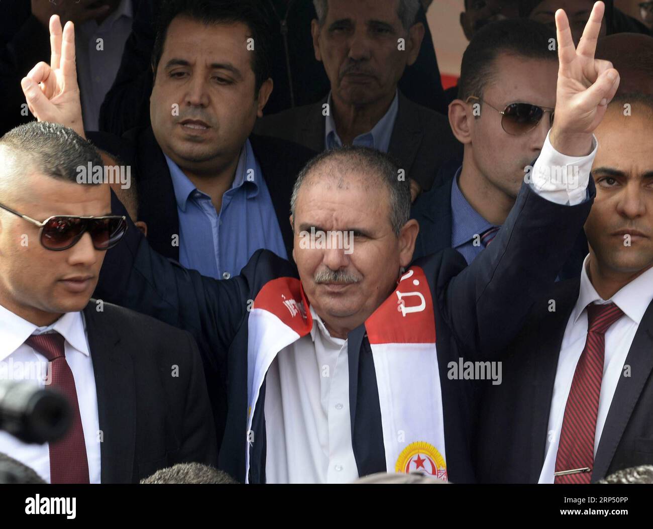 (181122) -- TUNIS, 22. November 2018 -- Noureddine Tabboubi (C), Generalsekretär der tunesischen Allgemeinen Gewerkschaft für Arbeit (UGTT), nimmt am Generalstreik in Tunis, Tunesien, am 22. November 2018 Teil. Mehr als 690.000 Mitarbeiter des öffentlichen Dienstes nahmen am Donnerstag an einem Generalstreik in 24 Provinzen in Tunesien Teil, berichtete das tunesische Radio. Der Generalstreik, der von der tunesischen Gewerkschaft General Labor organisiert wurde, lähmte das gesamte System des öffentlichen Dienstes, einschließlich der Ministerien, sowie der zentralen und regionalen Verwaltungen. TUNESIEN-TUNIS-GENERALSTREIK-ÖFFENTLICHER DIENST ADELEXEZZINE PUBLICATIONXNOTXINXCHN Stockfoto