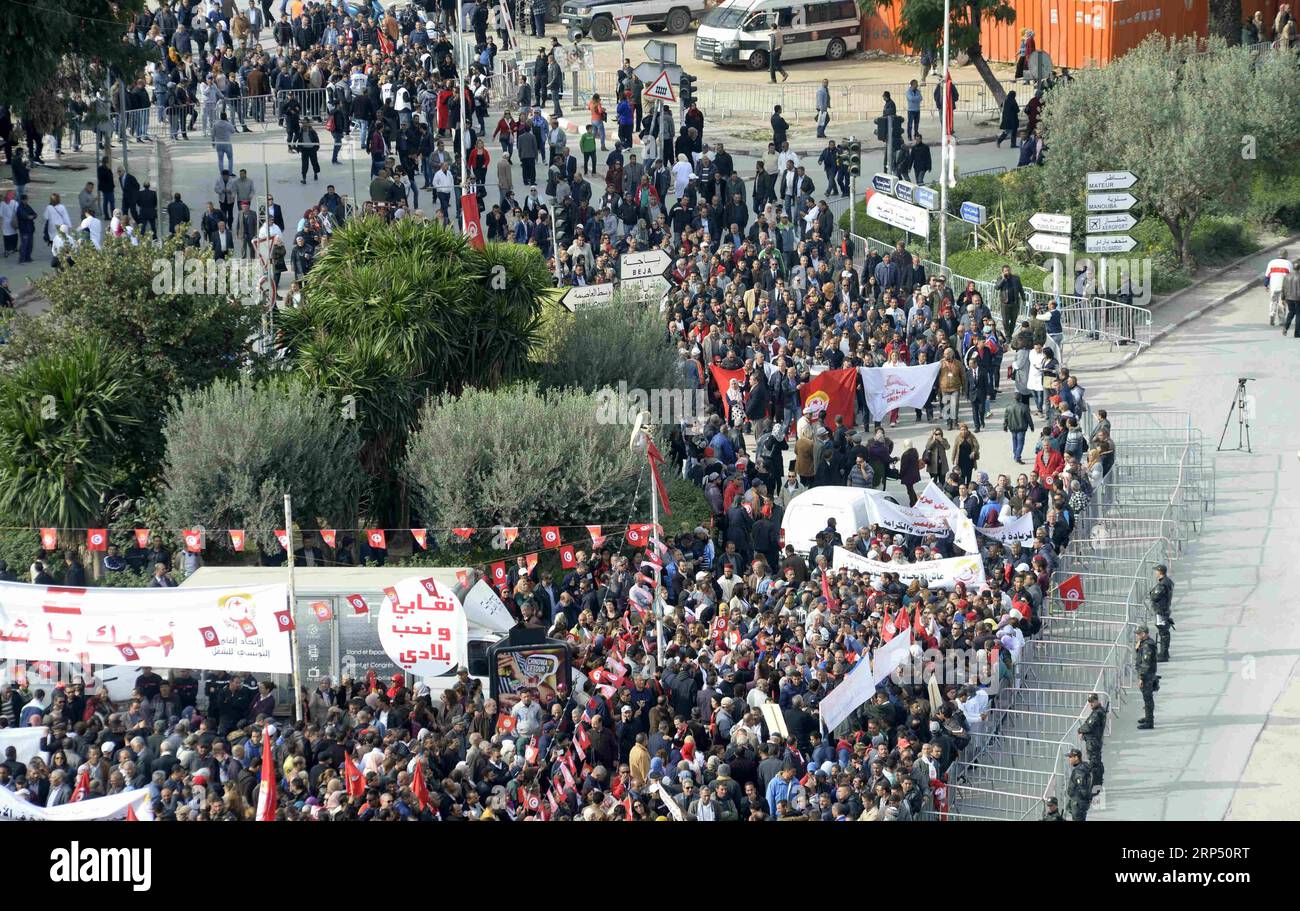 (181122) -- TUNIS, 22. November 2018 -- Beamte versammeln sich vor dem Hauptsitz des parlaments in Tunis, Tunesien, 22. November 2018. Mehr als 690.000 Mitarbeiter des öffentlichen Dienstes nahmen am Donnerstag an einem Generalstreik in 24 Provinzen in Tunesien Teil, berichtete das tunesische Radio. Der Generalstreik wurde von der tunesischen Gewerkschaft für Allgemeine Arbeit (UGTT) organisiert und lähmte das gesamte öffentliche Dienstsystem, einschließlich der Ministerien, sowie der zentralen und regionalen Verwaltungen. TUNESIEN-TUNIS-GENERALSTREIK-ÖFFENTLICHER DIENST ADELEXEZZINE PUBLICATIONXNOTXINXCHN Stockfoto