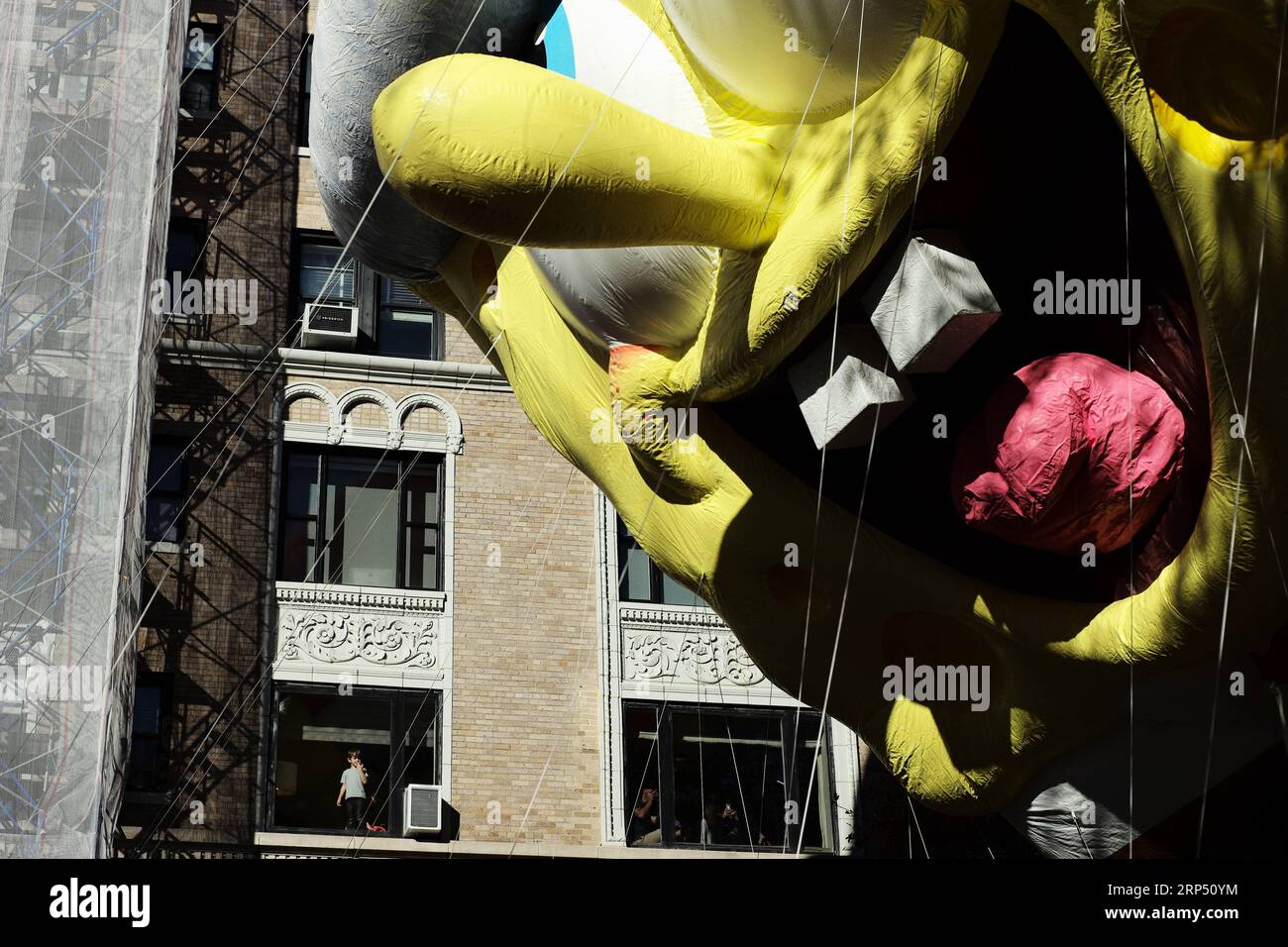 (181122) -- NEW YORK, 22. November 2018 -- die Leute beobachten den Ballon der Spongebob Squarepants während der 2018 Macy s Thanksgiving Day Parade in New York, USA, am 22. November 2018. Trotz eisiger Kälte und starker Winde säumten Millionen von Menschen aus New York und der ganzen Welt die Straßen Manhattans, um bei der 92. Jährlichen Macy s Thanksgiving Day Parade am Donnerstag die blendende Ausstellung von Ballons und Schwimmern zu beobachten. ) U.S.-NEW YORK-THANKSGIVING DAY PARADE LIXMUZI PUBLICATIONXNOTXINXCHN Stockfoto