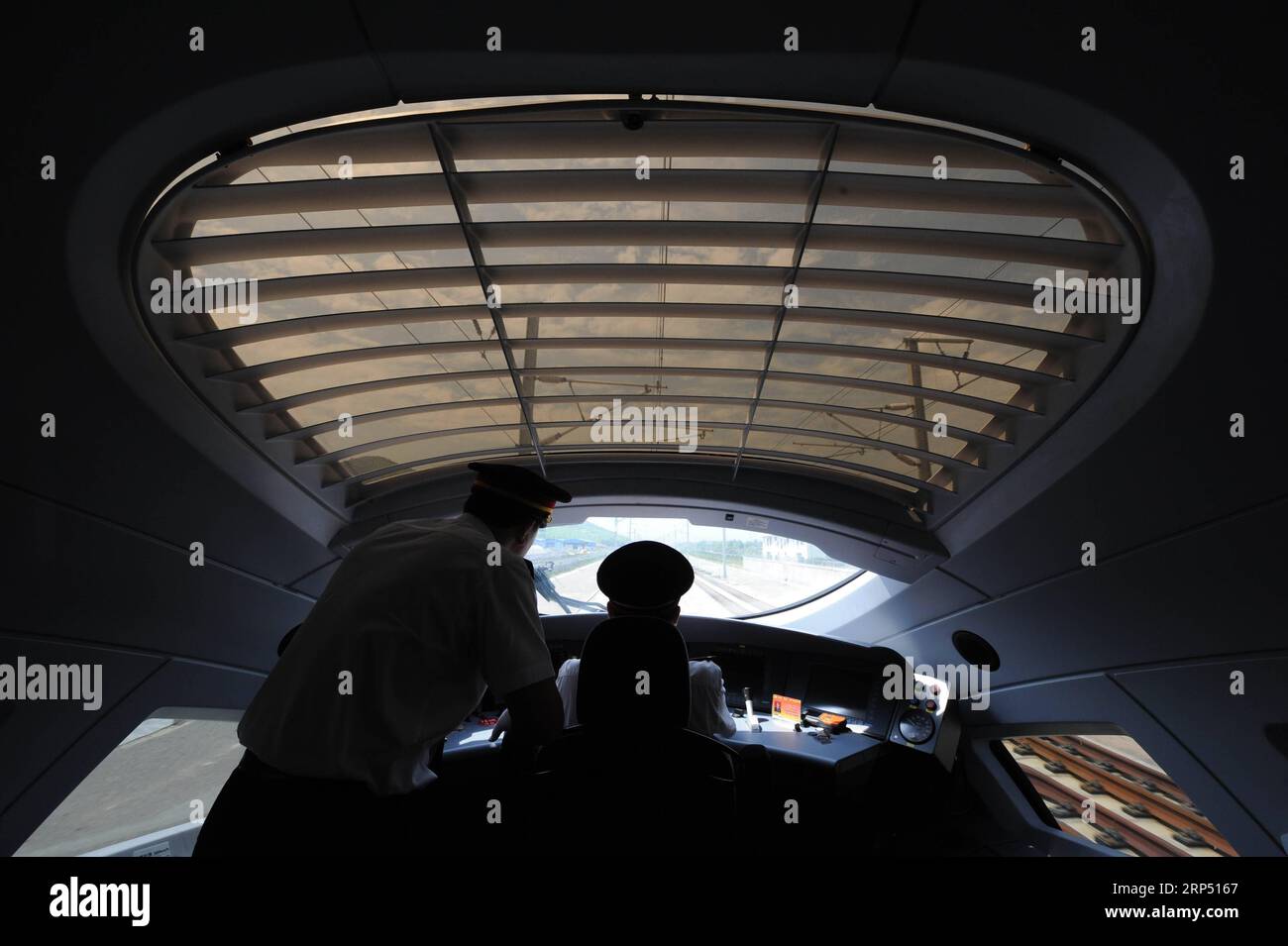 (181123) -- PEKING, 23. Nov. 2018 (Xinhua) -- Fahrer arbeiten am Fahrerhaus eines Hochgeschwindigkeitszuges, der von Nanjing nach Ningbo fährt, am Nanjing South Railway Station in Nanjing, Ostchinesische Provinz Jiangsu, 1. Juli 2013. China wird seinen ersten Unterwasser-Tunnel für Hochgeschwindigkeitszüge bauen, der nach Angaben der lokalen Behörden zwei Städte in der östlichen Provinz Zhejiang verbindet. Das Zugprojekt, das die Stadt Ningbo mit der Inselstadt Zhoushan im Osten von Zhejiang verbindet, hat eine Gesamtlänge von 70,92 km und einen Unterwasser-Tunnelabschnitt von 16,2 km, gemäß dem Bauplan. Züge sind darauf ausgelegt Stockfoto