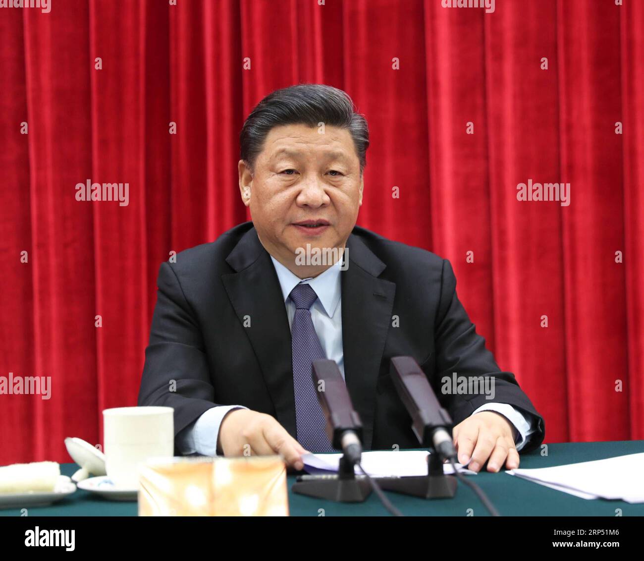 (181123) -- PEKING, 23. November 2018 -- der chinesische Präsident Xi Jinping, ebenfalls Generalsekretär des Zentralkomitees der Kommunistischen Partei Chinas (KPCh) und Vorsitzender der Zentralen Militärkommission, hält eine Rede auf einem Symposium des Zentralkomitees der KPCh zum Gedenken an den 120. Jahrestag der Geburt von Liu Shaoqi in der Großen Halle des Volkes in Peking, der Hauptstadt Chinas, am 23. November 2018. An dem Symposium nahmen auch Li Keqiang, Li Zhanshu, Wang Yang, Wang Huning, Zhao Leji, und Han Zheng, die alle Mitglieder des Ständigen Ausschusses des Politbüros der KPCh CE sind Stockfoto