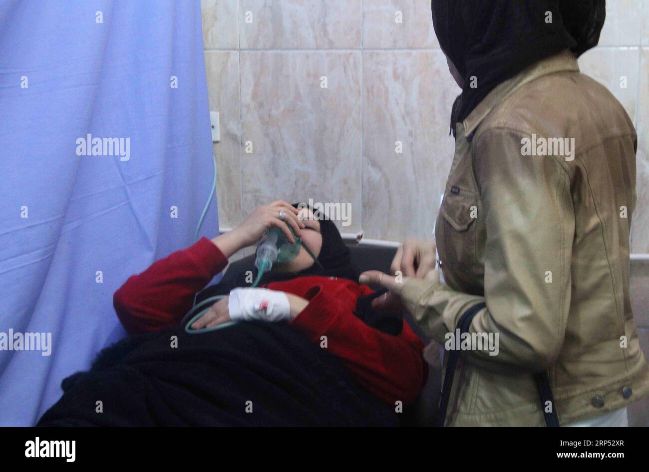 Syrien, Giftgas-Granaten Angriff auf Stadtteile von Aleppo (181125) -- ALEPPO, 25. November 2018 -- Eine verwundete Frau wird in einem Krankenhaus in Aleppo, Syrien, am 24. November 2018 behandelt. Mindestens 44 Zivilisten erstickten am Samstag durch einen Rebellenangriff mit giftigem Gas in der syrischen Nordstadt Aleppo, berichtete das staatliche Fernsehen. Die Rebellen feuerten mit giftigem Gas gefüllte Geschosse auf die Viertel al-Khalidiyeh und Zahraa sowie auf die Nilstraße in Aleppo ab, so der Bericht. Es hieß, dass 44 Menschen erstickt wurden und in die Krankenhäuser gebracht wurden, wobei zwei von ihnen kritisiert wurden Stockfoto