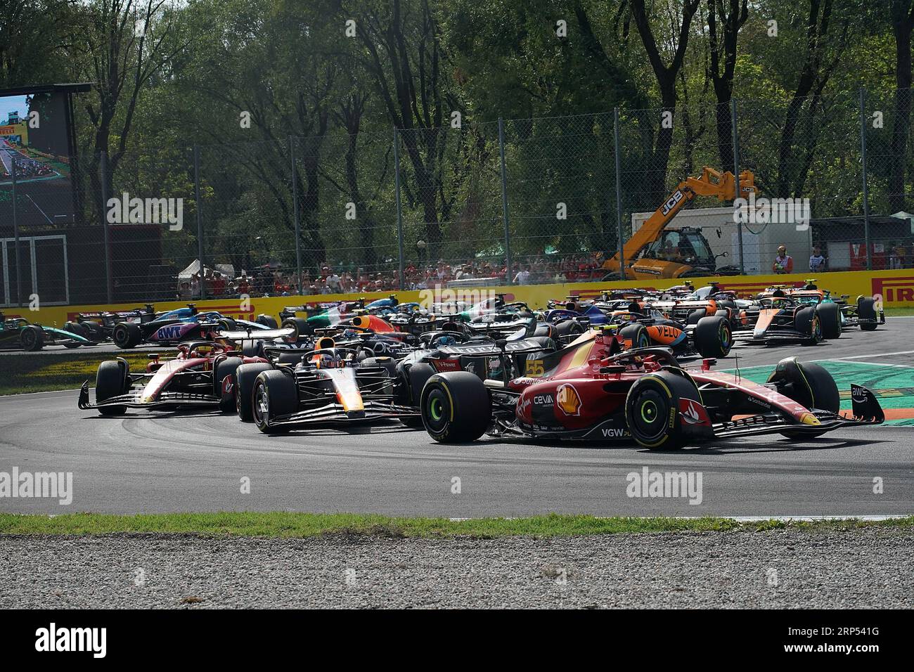 Monza, Italien. Juli 2022. Motorsport: Formel-1-Weltmeisterschaft, großer Preis von Italien, Rennstart: Carlos Sainz aus Spanien vom Team Ferrari, Max Verstappen aus den Niederlanden vom Team Oracle Red Bull, Charles Leclerc aus Monaco vom Team Ferrari, George Russell aus Großbritannien vom Team Mercedes, Lewis Hamilton aus Großbritannien vom Team Mercedes, Fernando Alonso aus Spanien vom Team Aston Martin sind auf der Strecke in Monza. Quelle: Hasan Bratic/dpa/Alamy Live News Stockfoto